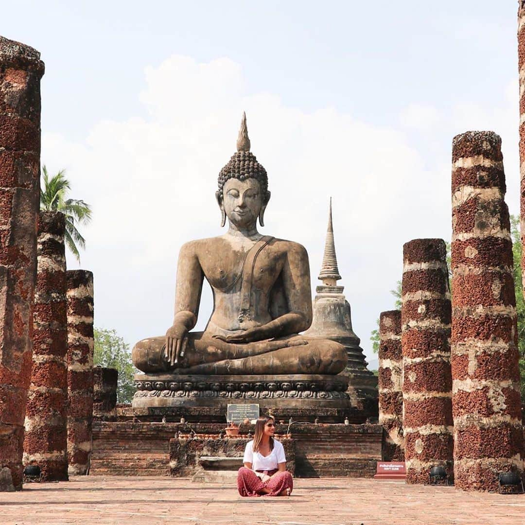 タイ国政府観光庁さんのインスタグラム写真 - (タイ国政府観光庁Instagram)「・﻿ ＼🇹🇭サワッディー・カー🇹🇭／﻿ ﻿ 今週の #こんなタイ知らなかった は、多くの遺跡が残る「スコータイ歴史公園」での一枚📸✨﻿ ﻿ 約70㎢の広大な敷地内で、約200もの遺跡が管理・保存されているスコータイ歴史公園🧐﻿ ワット・マハタートやワット・シーチュムを筆頭に、城壁内外に貴重な遺跡が点在しています☝️﻿ ﻿ 土曜日の18～21時には城壁内の各寺院がライトアップされ、幻想的な風景も…🌉💕﻿ 公園内は広いので、レンタサイクルを利用するのも一案です🚴💨﻿ ﻿ @escapando_al_mundo さん、コップン・カー🙏✨﻿ ﻿ ・・・・・・・﻿ 今まで知らなかったタイの魅力を見つけたら、ハッシュタグ #こんなタイ知らなかった をつけて投稿して下さい🌸﻿ ﻿ こちらでご紹介させて頂くことがあります。皆さまからの投稿をお待ちしています😊﻿ ﻿ #repost #タイ #スコータイ #スコータイ歴史公園 #遺跡 #遺跡群 #遺跡巡り  #歴女 #こんなタイ知らなかった #もっと知りタイ #タイを知りつくす #タイ旅行 #スコータイ旅行 #旅好きな人と繋がりたい #旅行好きな人と繋がりたい #海外旅行 #thailand #sukhothai #sukhothaitrip #sukhothaihistoricalpark #remains #ruins #amazingthailand #thailandtravel #thailandtrip #thai  #thaistagram  #lovethailand」10月13日 18時08分 - amazingthailandjp