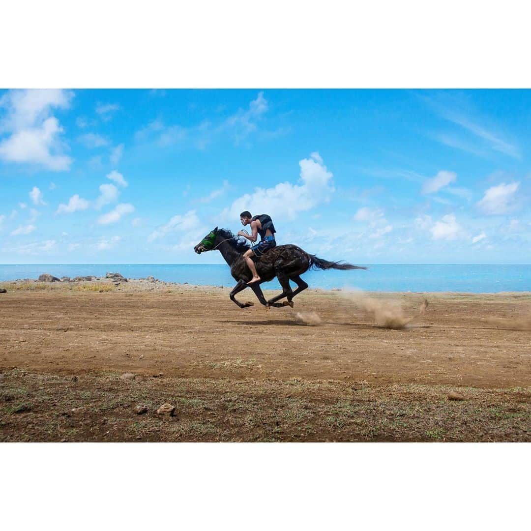 スティーブ・マカリーさんのインスタグラム写真 - (スティーブ・マカリーInstagram)「Horse ahead of the pack on race day at Tapati Festival, Easter Island, 2018.  #SteveMcCurry #EasterIsland」10月14日 5時08分 - stevemccurryofficial