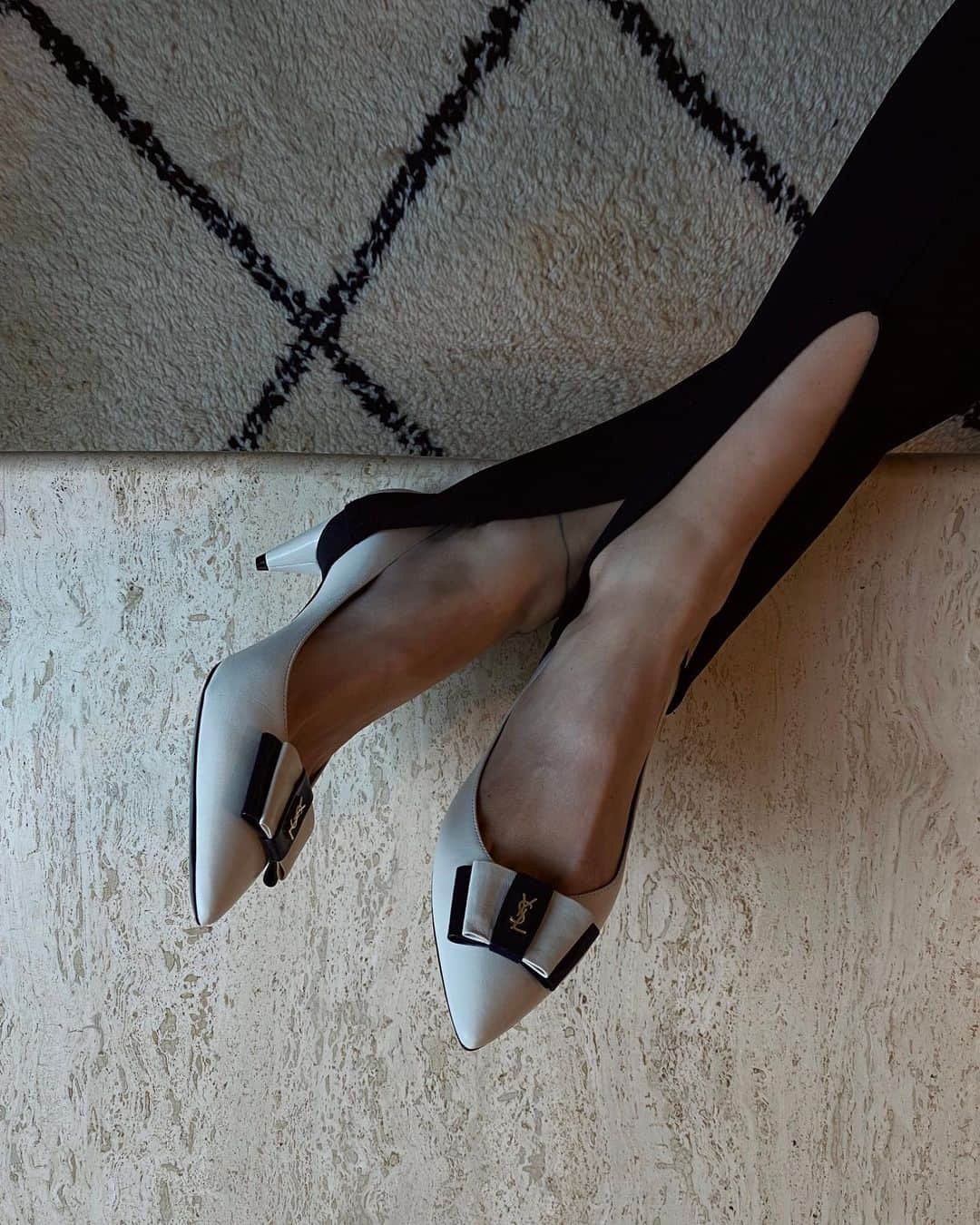 ペニーレ・タイスベックのインスタグラム：「Can’t wait till I can close the zipper on these tights...they look great from the knee and down though🖤」