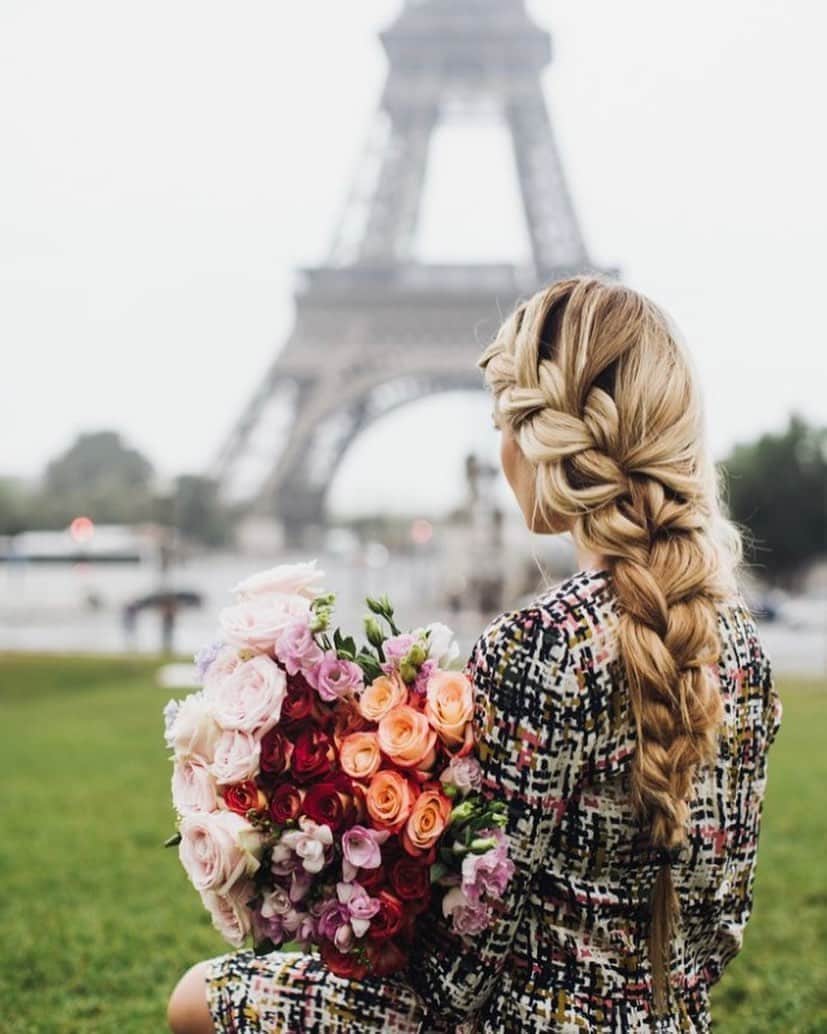 I N S T A B R A I Dさんのインスタグラム写真 - (I N S T A B R A I DInstagram)「In honor of me finishing @emilyinparis and wanting to travel 10000x more than I did before- here’s a stunning braid with a stunning scenery making me wanna magically appear there right about.. now 🙃 #hair #paris #emilyinparis #braid #frenchbraid」10月14日 3時47分 - instabraid