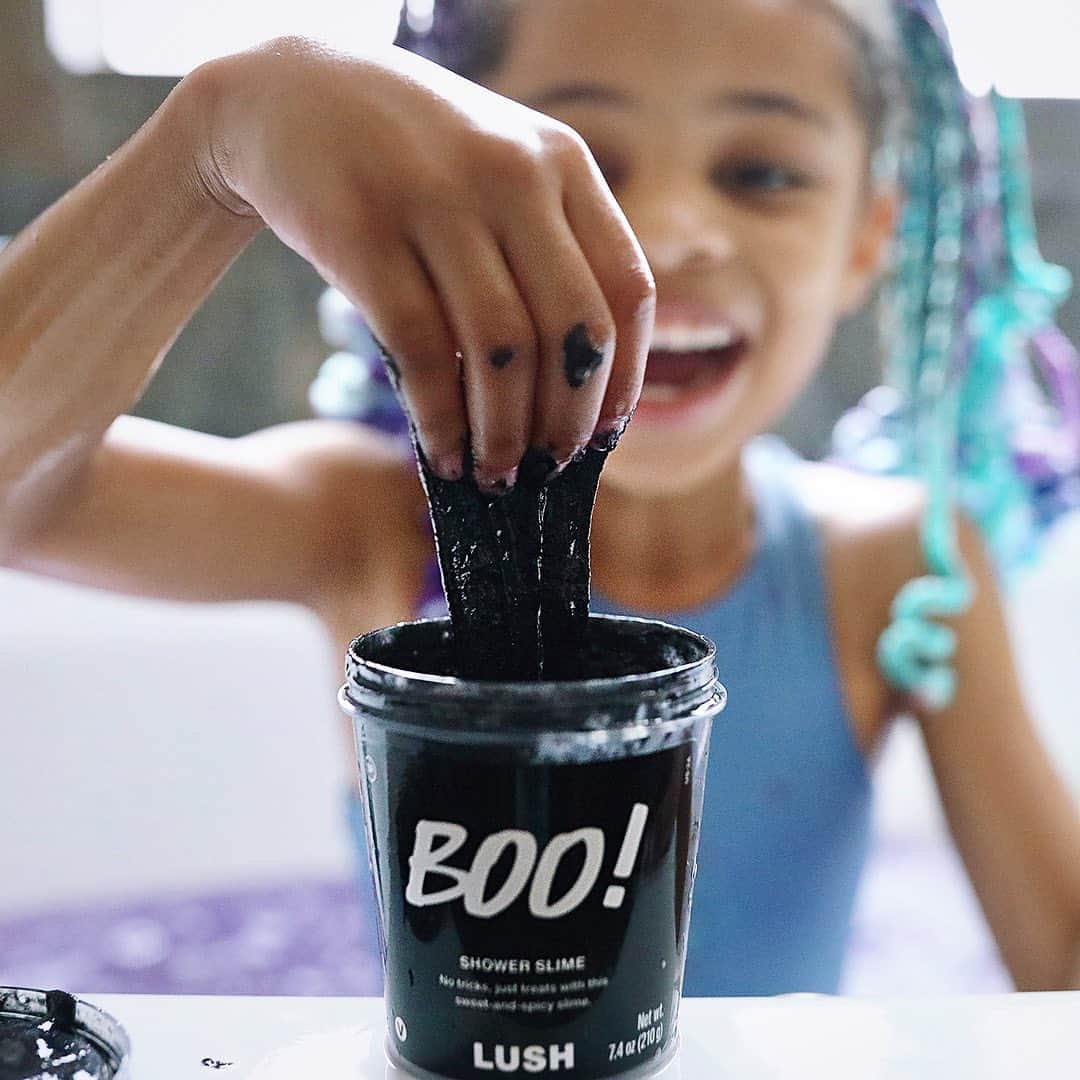 LUSH Cosmeticsさんのインスタグラム写真 - (LUSH CosmeticsInstagram)「Penelope's Top Lush Picks for Halloween⭐⁠⠀ ⁠⠀ She's back! Our mini product expert, @penelop.and.the.p, a self-proclaimed unicorn, bath bomb obsessor and magic-maker, is here to take you through her top #LushPicks for this season. These thrilling treats come free of tricks and guarantee vegan and ethical fun for those festive nights ahead.⁠⠀ ⁠⠀ Add a sprinkle of cuteness to your Halloween plans and tap to shop Penelope's picks.⁠⠀  📸 @iridescentphotography.htx  ⁠⠀ #LushHalloween2020 #Halloween2020 #LushLife #LushCommunity #Fall #Handmade #HalloweenDecor」10月14日 3時53分 - lushcosmetics