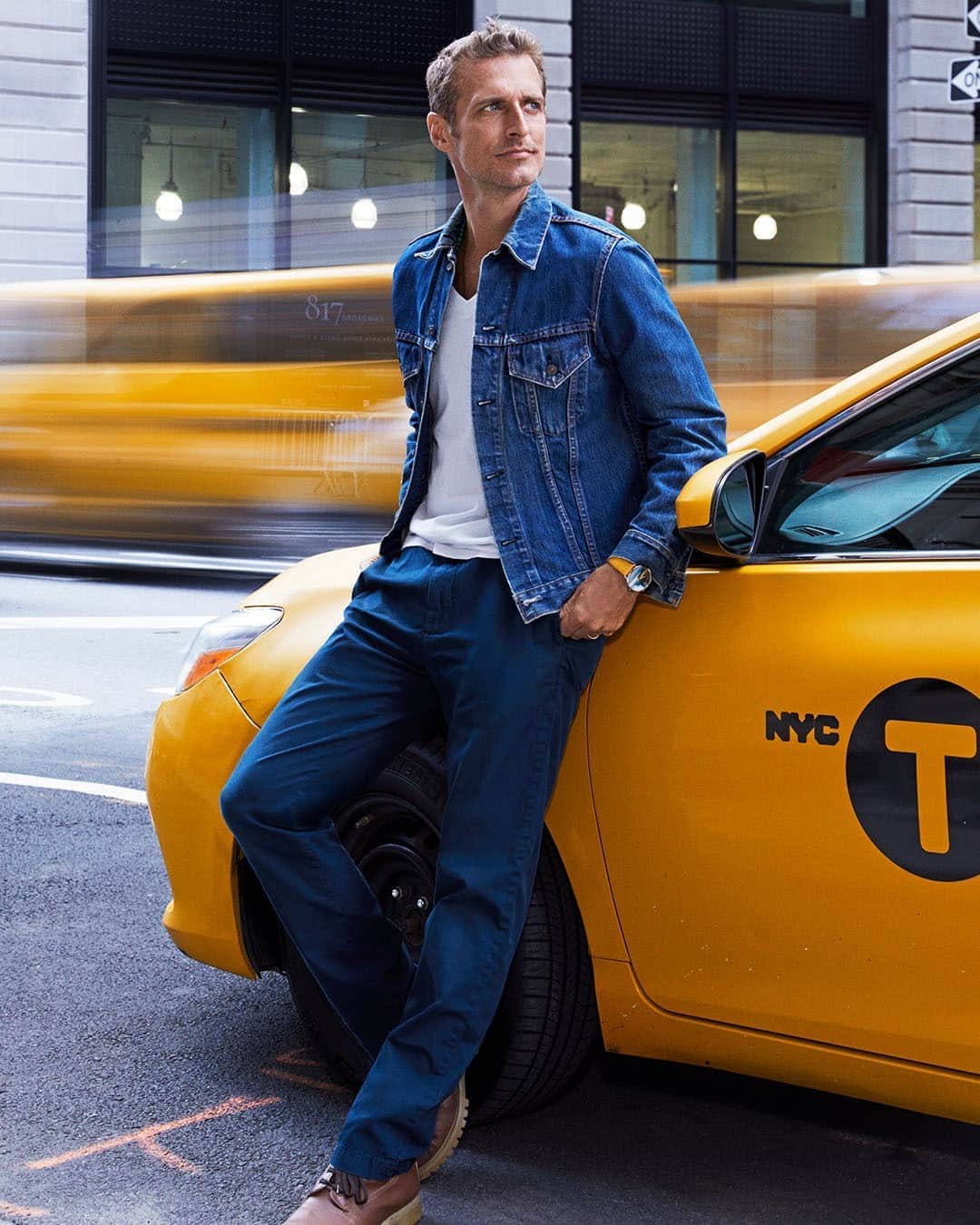 モバードのインスタグラム：「Today is the official launch of the #AlexiXMovado Artists' Series Collection featuring yellow, navy and gray vegan straps exclusively available on movado.com.  #Movado @alexilubomirski」