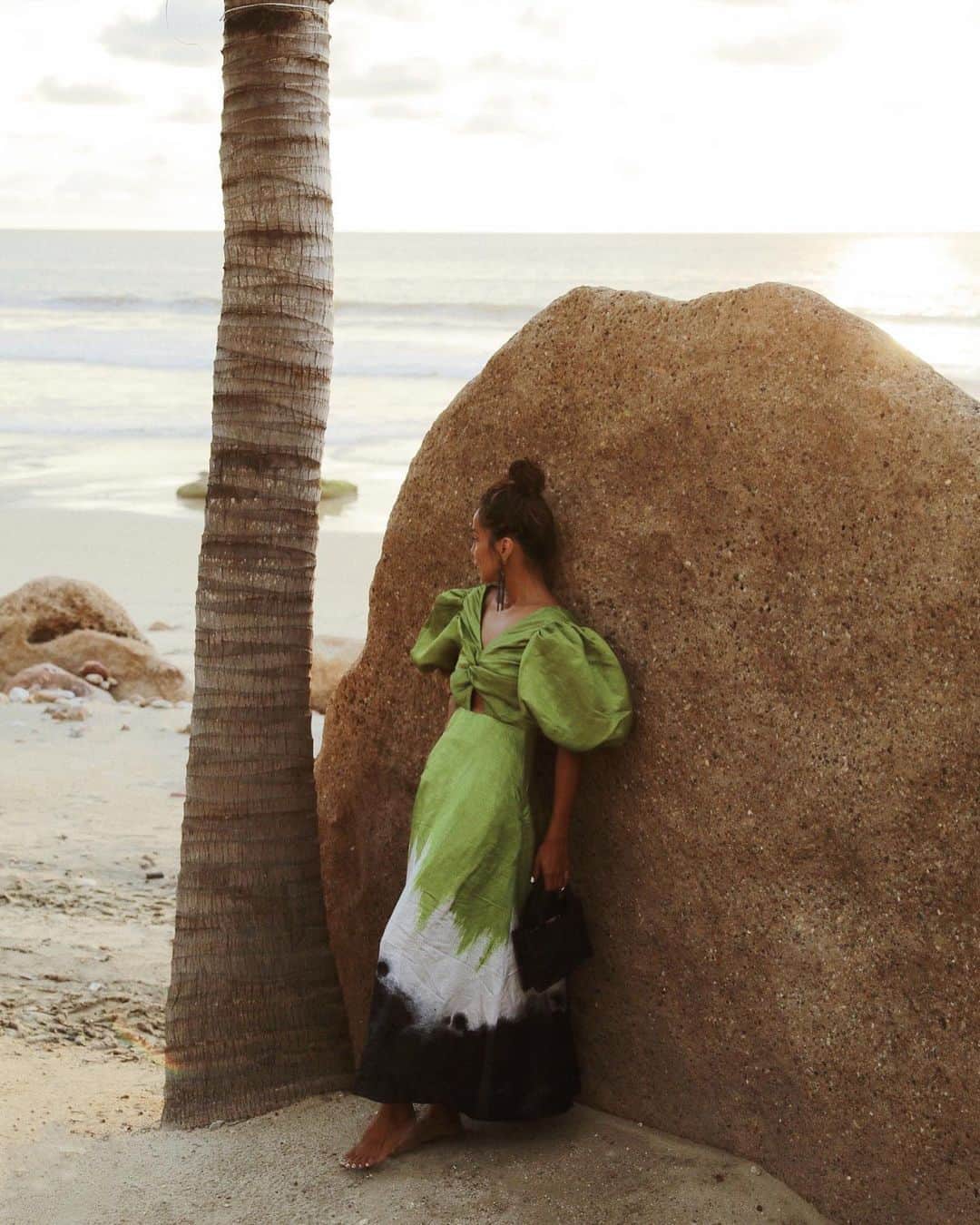 ジュリー・サリニャーナのインスタグラム：「Isla Bonita ☀️🌴🕊 @shopbop」