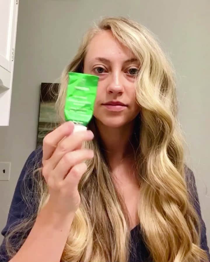 Weledaのインスタグラム：「Our Brand Manager Sandra shares how to achieve gorgeous heatless curls by using a bathrobe belt and shares her go-to hack for using Skin Food! 😍💚 #WeledaSkinFood」