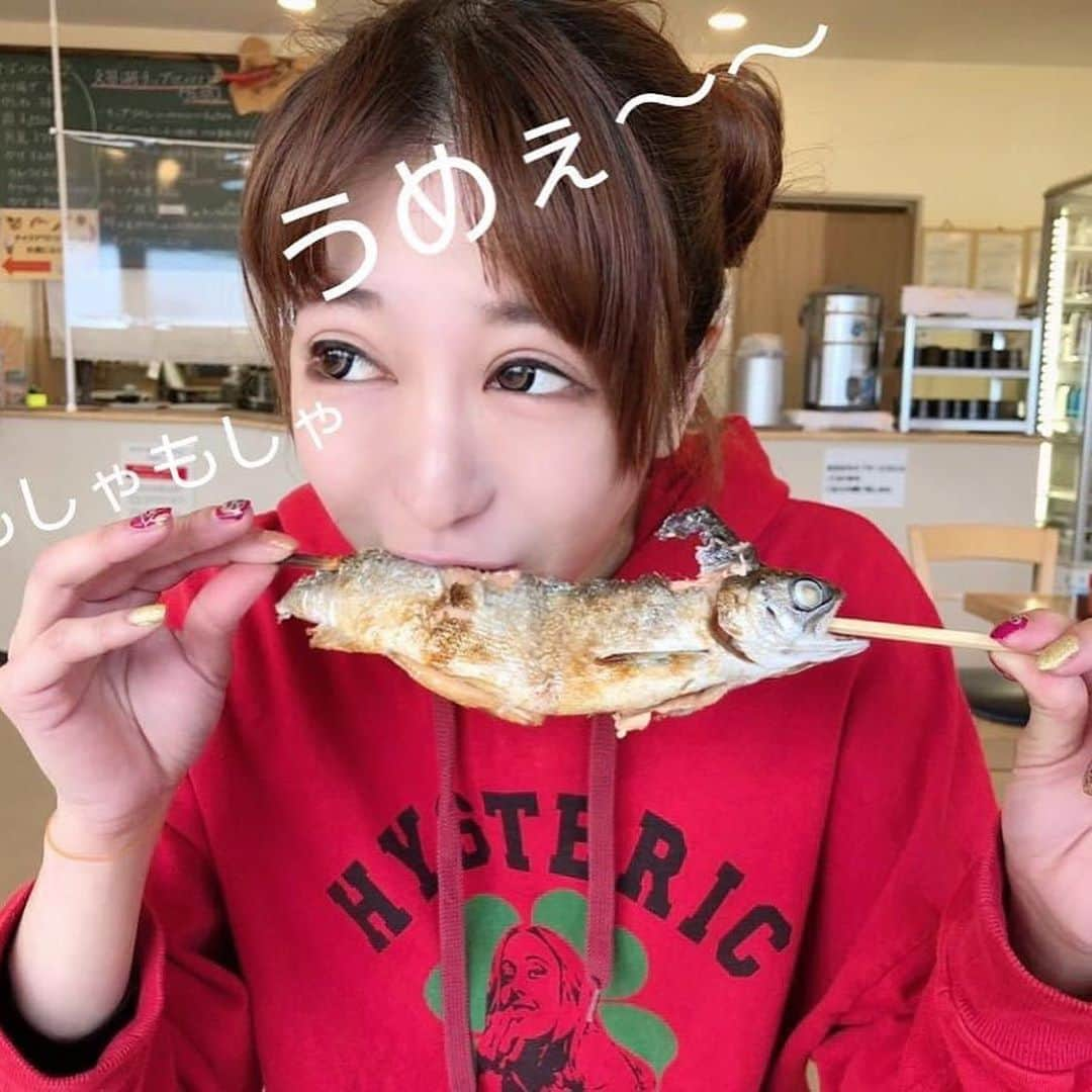 石川蓮美のインスタグラム：「もしゃもしゃ食べる♡ 楽しい♡#北海道大好き❤️   #北海道#移住##ハーレー女子 #馬好き＃釣り好き#北海道女子#スポーツスター#カブ#ちょっとギアいじったけ #ヒメマスの塩焼き #うましらー  #北海道に恋して#温泉 #豊平峡温泉 #豊平峡カレー #支笏湖」