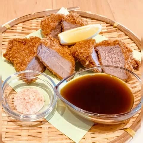 のインスタグラム：「Go To Eatキャンペーン対象店　♬BGM入り《 Iwachu Pork Cutlet / 岩中豚のひれかつ》 【岩中豚のひれかつ定食】1200円(4ピース）/ 1500円(６ピース) ■テイクアウト：単品130g：980円 弁当80g：780円※デリバリーはデリバリー料金となります ■森の机のランチはセルフコーヒー・紅茶付き(Hot / Iced ) 豆から挽いた美味しいコーヒー、紅茶＋オーガニックシュガー、豆乳、ミルクをセルフ・ドリンクカウンターにお持ち帰り可能のカップ(無料）もご用意してます。 ■Lunch 11:30-14:30/ Dinner 17:00-23:00 /テイクアウト＆デリバリー11:30〜ご予約お待ちしております03-3710-8383 感染防止徹底宣言:森の机は東京都新型コロナウイルス感染症対策本部による飲食店の感染防止対策に基づき営業しております。消毒、除菌はもとより【換気】エントランス、スタッフ通用口のドアの常時開放及び店内４面の窓による換気。【距離】キャンドルを置いた空席テーブルによりお隣とのお席の距離をゆったりと確保し感染防止対策を適切に実施しています。 #恵比寿ランチ #森の机 #恵比寿森の机 #morinotsukue #恵比寿テイクアウト #ebisugourmet #恵比寿グルメ #恵比寿レストラン #テイクアウトグルメ #岩中豚 #恵比寿界隈の美味しい店 #女性にオススメ恵比寿ランチのお店」