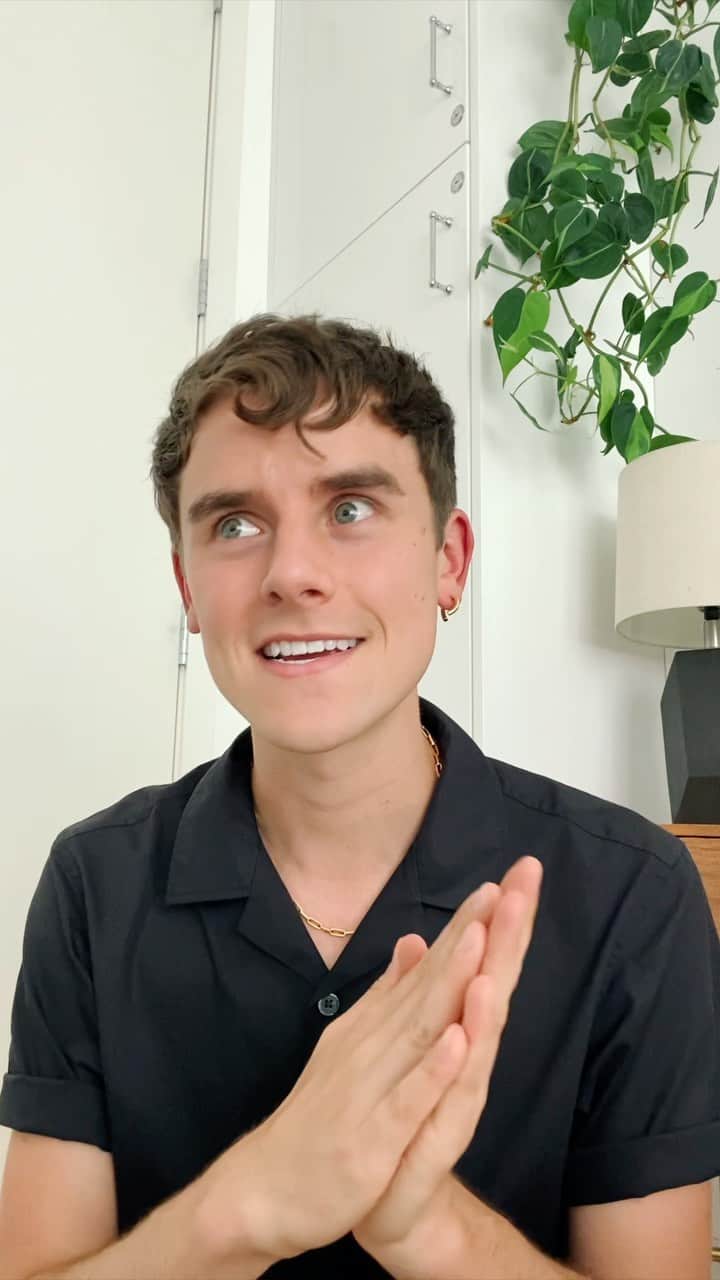 コナー・フランタのインスタグラム：「it’s October and im ready to get spooky ooky ooky...here’s what i’ll be watching!」