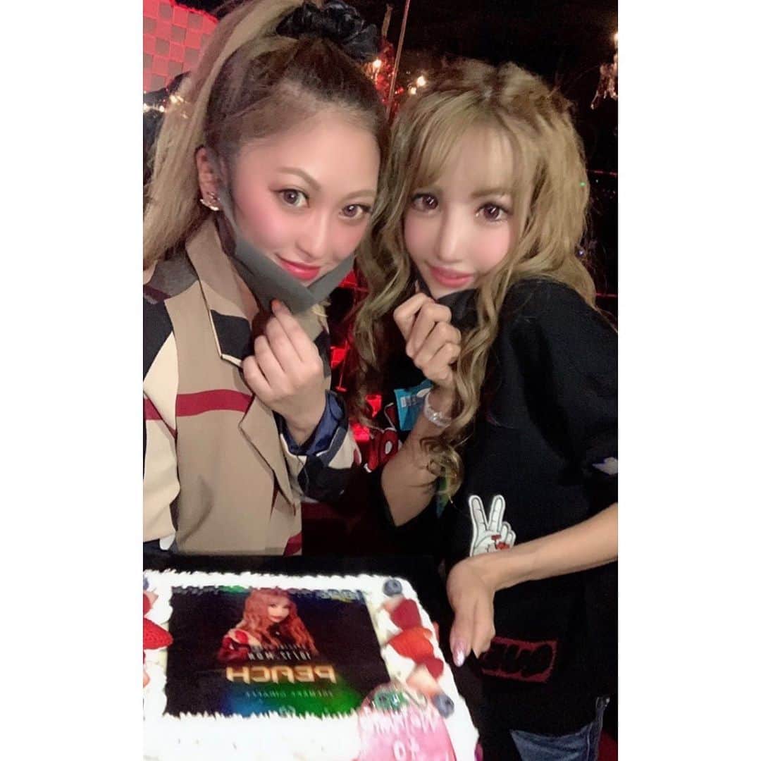 葉月樹里のインスタグラム：「ジラフさんに、リアちゃんのDJ応援隊に行ってきたー😍🎵  . .  今年の頭にランチ行ったぶりで久しぶりやってん😁  . .  リアちゃんのDJは最高やけん、めっちゃ良かった🤙❤️  . .  大阪にGUESTの時は必ず行こ〜🙈🌹  . .  そして、ジラフさんのウェルカム感が素晴らしい… 人気店な理由が分かったのと、かなり勉強になりました😘  . .  わたしみたいなもんまで良くしていただき、ありがとうございました😢❤️嬉  . . .  #葉月樹里 #soiréeine #ソワレーヌ #djpeach #りあちゃん @dj_peach_ #ジラフ #clubgiraffe @giraffejapan  @gon19820629 @djo_man @daisukekoto.jp @tatsu_ru  @hitoshi_giraffejp  #素敵な週初めすぎ #楽しかったぽ」