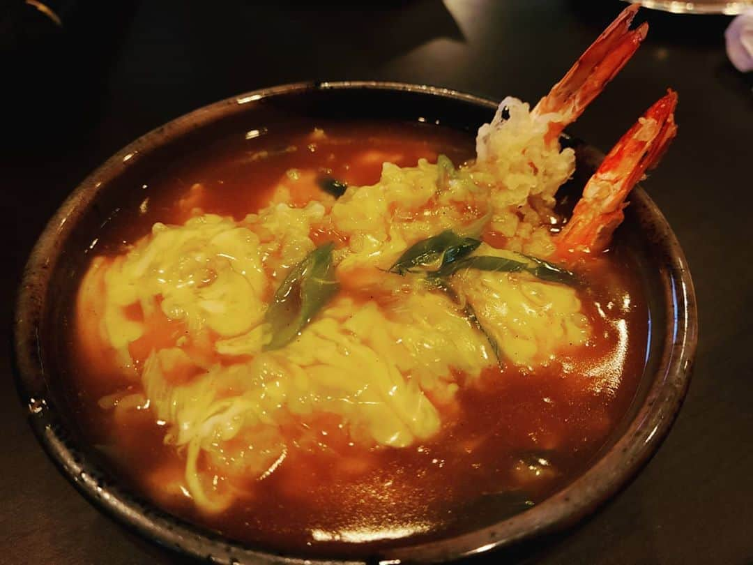 松本康太さんのインスタグラム写真 - (松本康太Instagram)「『海老天チーズカレーうどん』祇園にあるおうどん屋さん♪京都に来たらついつい食べてしまう１品(^ー^)　  お出汁のきいたカレー餡がたまらなく美味しいのです♪  #祇園 #京都 #おかる #海老天チーズカレーうどん #カレーうどん #うどん#天ぷら #tenpura #curryudon #udon #レギュラー松本 #あるある探険隊」10月14日 4時19分 - aruarutankentai.matsumoto