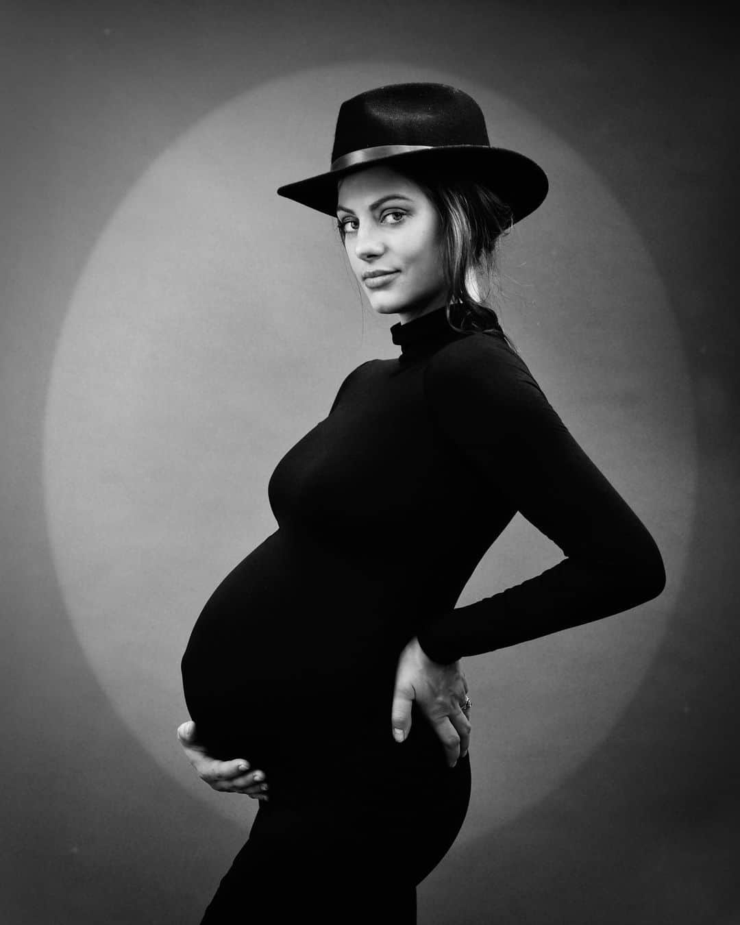 ジュリア・ボスのインスタグラム：「I definitely didn’t have a typical pregnancy experience having lived most of it in lockdown. It felt more like a strange time warp where everything stopped except my growing belly. In an unprecedented time when the world slowed down to an almost screeching halt and stayed 6 feet away from everyone, we as a whole were forced to follow suite. I missed out on typical normal life pregnancy experiences. Things that in the old world I would have absolutely took for granted. But what I got in return was the precious gift of time. Time to really focus on myself, my health and most importantly our baby. To educate myself on how I can best support her through every week she’s inside me and beyond. I truly feel lucky that I have been able to focus my energy on her and give her the best possible start that I can. This only made possible by the support of the best soon-to-be daddy @dzonshine who’s love and dedication to our family makes me confident there is no hurdle we can’t overcome. Together we were determined to make something incredible out of this bizarre time we are living in so that one day, when we are telling her about her birth story, she will know that growth and expansion can happen even in the darkest of times.  . . We are in the home stretch my little one and I can’t wait to meet the beautiful little girl who has already given us so much ❤️ . . Photo credit to my insanely talented friend @tessaangus who figured out how to give me the outdoor social distanced maternity shoot of my dreams. More pics to come ❤️ . . #ninemonthspregnant #abouttopop #maternityshoot #blackandwhite」