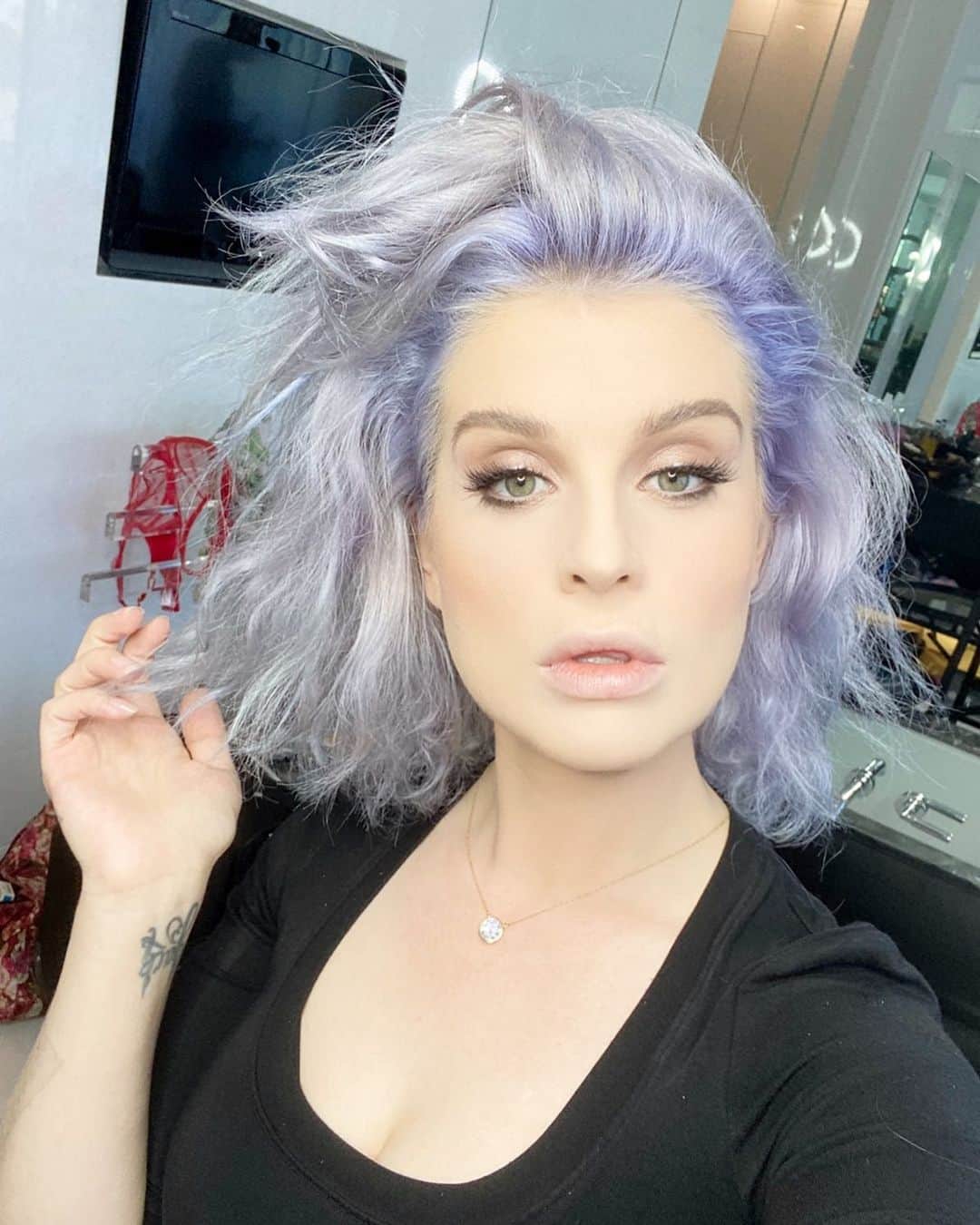 ケリー・オズボーンのインスタグラム：「My hairstyle is called 'I tried’」