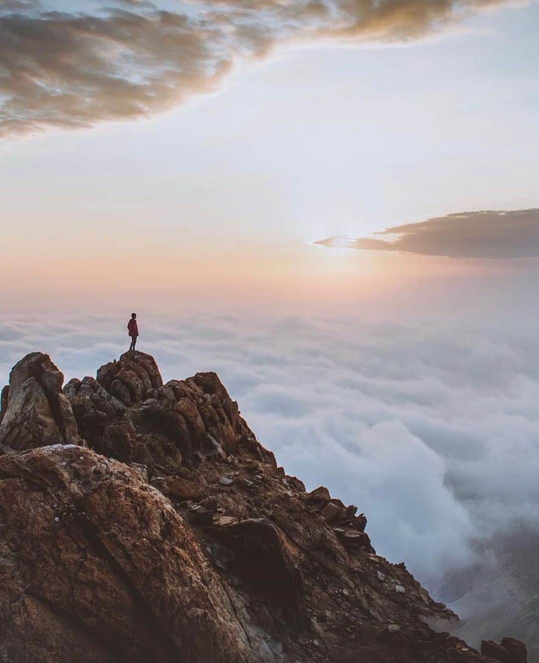 のインスタグラム：「Hi #Igers! Almost touching the sky from the mountain 📸 photo by @goyelsin and @igersperu 🥰 #igersperu #peru #igerstrujillo」