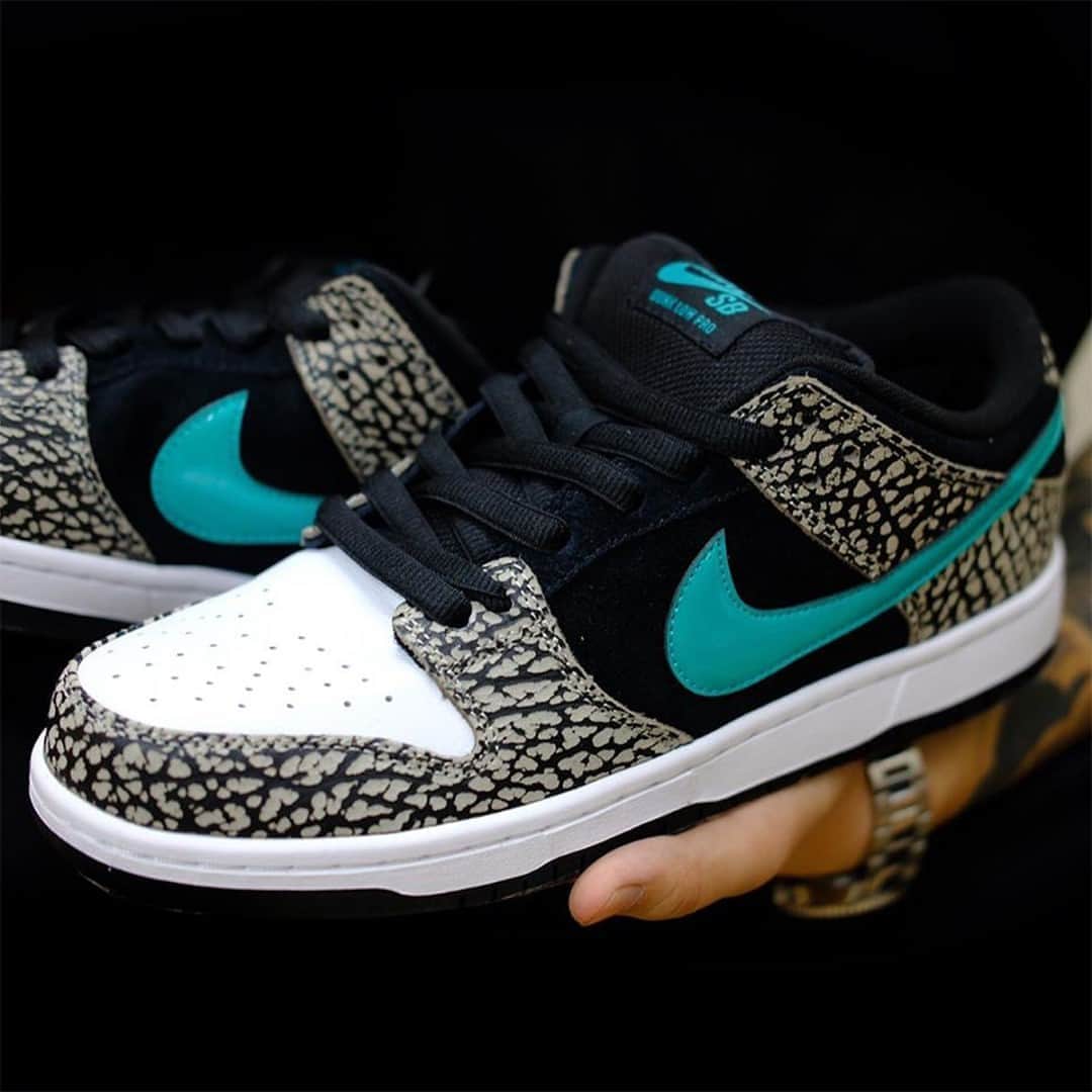 Sneaker Newsさんのインスタグラム写真 - (Sneaker NewsInstagram)「The best look yet at the upcoming Nike SB Dunk Low "atmos Elephant" has arrived! Do you prefer these over the "Safari" that dropped earlier this year? Hit the link in our bio for a closer look.」10月14日 4時30分 - sneakernews