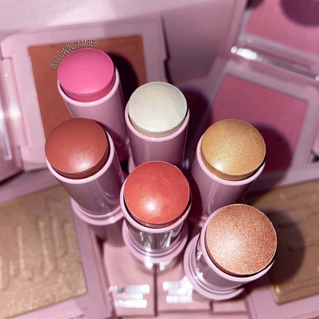 Kylie Cosmeticsさんのインスタグラム写真 - (Kylie CosmeticsInstagram)「gorgeous pic of our blush and kylighter sticks by @glowing.amber 💗 you'll love these creamy, blendable sticks for all day wear! 🥰 shop now on kyliecosmetics.com」10月14日 4時32分 - kyliecosmetics