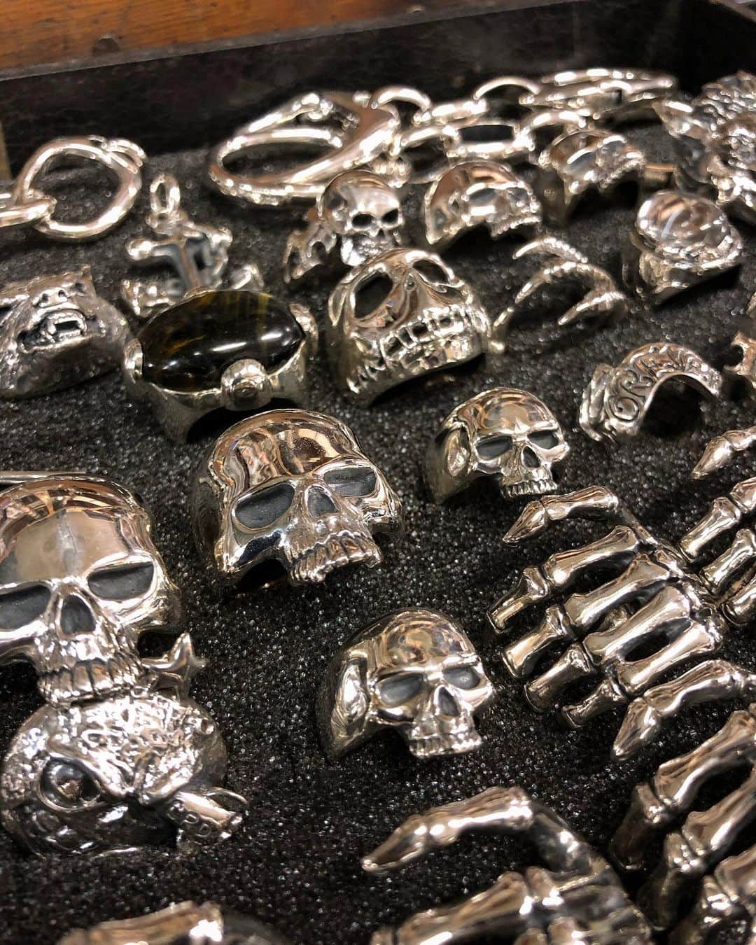 のインスタグラム：「This tray full is nearly ready to send to Tokyo 💀🙌 #skull #rings #heavymetal #rocknroll #silver #gothic #skullfashion #halfjaw #handcuff #bracelet」