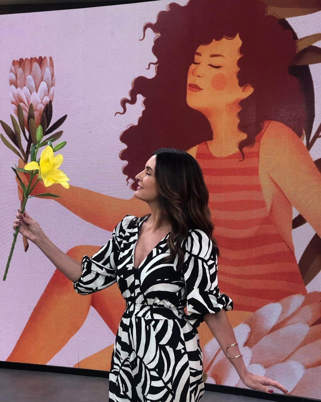 ファチマ・ベルナルデスのインスタグラム：「A inspiração pra foto hj veio das telas de #priscilabarbosa. Amei! #encontrocomfatima」