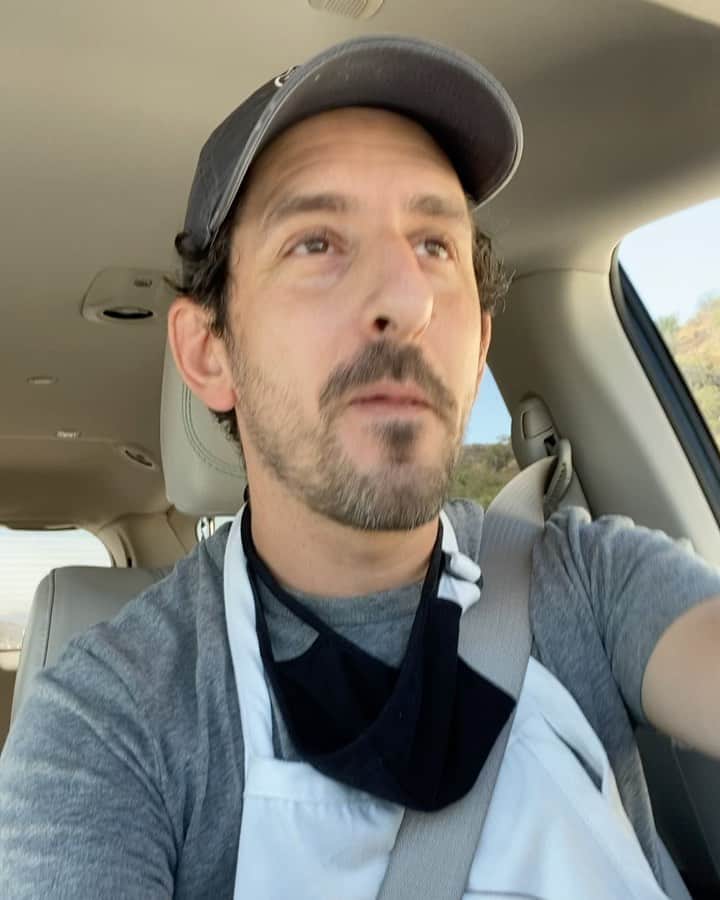 アダム・シャピロのインスタグラム：「Practicing some Jersey boys while I deliver those pretzels」