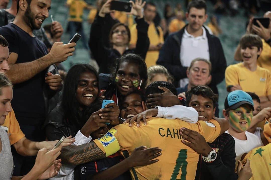 ティム・ケーヒルさんのインスタグラム写真 - (ティム・ケーヒルInstagram)「This is one part of the game I love, sharing special moments like this with fans and inspiring the next generation🇦🇺」10月14日 4時51分 - tim_cahill