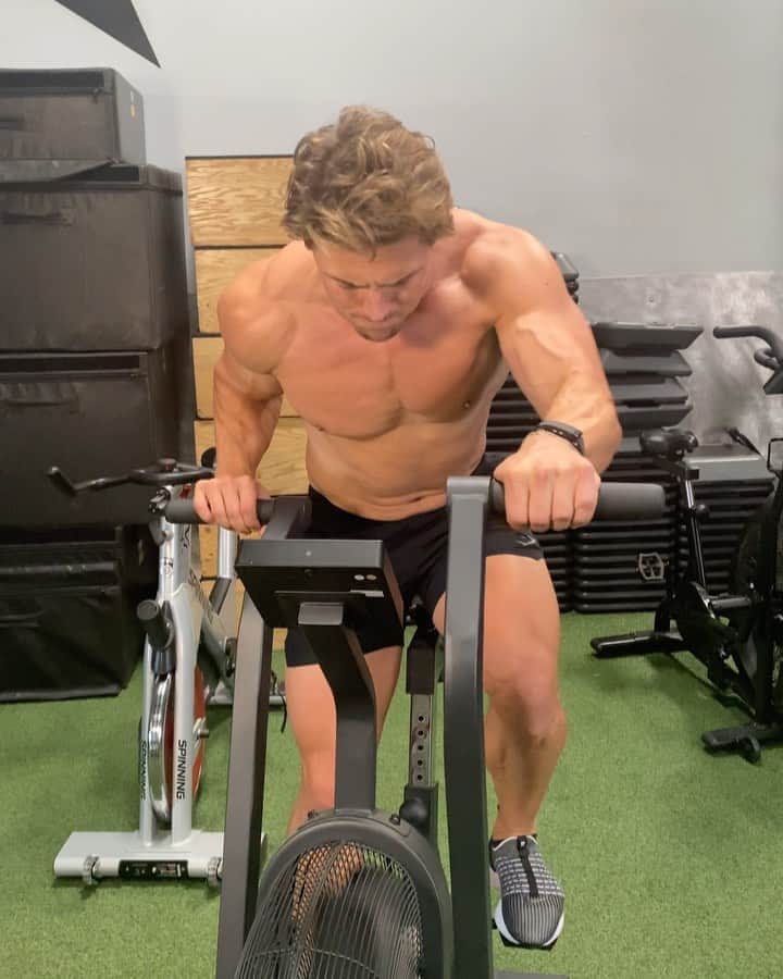 スティーブ・クックのインスタグラム：「🚨Not responsible for anyone throwing up when trying this. Short but brutal  As fast as you can on the echo bike for 10 cals. Rest until the clock hits 2 min. Repeat every min on the min for a total 10 rounds Try and get the same time as the first round.  Can you do 10 cals in 10 seconds」