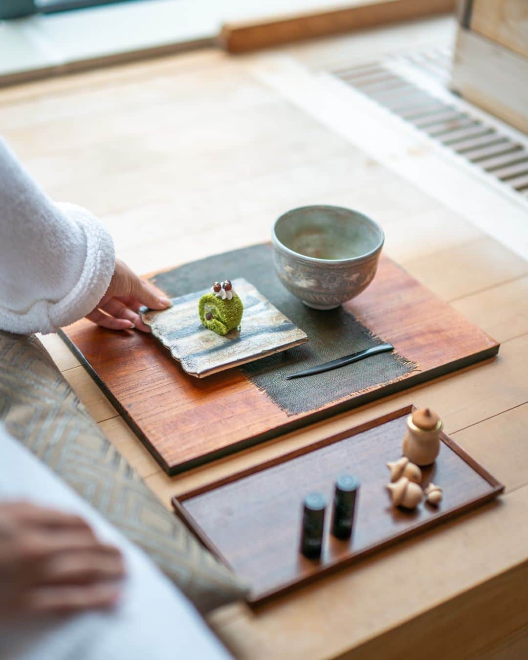 Conrad Tokyoのインスタグラム：「水月スパでは、お二人同室でトリートメントをご体験いただけます。さまざまな状況で心も身体も過酷な環境にさらされているいまだからこそ、プライベートな空間で大切な方とご一緒に、安らぎのひとときを共有してみてはいかがでしょうか。  At Mizuki Spa, you can enjoy our treatments in the same room for two people. You can feel at ease with your loved ones in a private space and take a break from work and stress. Come and share your time together wiht us.   Share your own images with us by tagging @conrad_tokyo  —————————————————————  #コンラッド東京 #コンラッド #ホテル #汐留 #東京 #客室 #部屋 #新橋 #銀座 #スパ水月 #スパ  #ConradTokyo #StayInspired #Conrad #Tokyo #suite #Shiodome #Shinbashi #staycation #mizukispa #spa」