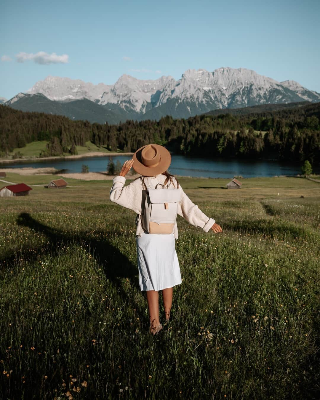 Kapten & Sonさんのインスタグラム写真 - (Kapten & SonInstagram)「'Open mind, big dreams, wild heart.' 💫 Exploring nature with @nat_al_ie and our backpack Fyn "Sand Coral". 💙 #bekapten #kaptenandson⁠ .⁠ .⁠ .⁠ #backpack #travel #traveling #adventure #nature #takemethere #mountains #naturelover #exploring #newplaces #autumn #style #fashion #goldenoctober」10月13日 20時01分 - kaptenandson