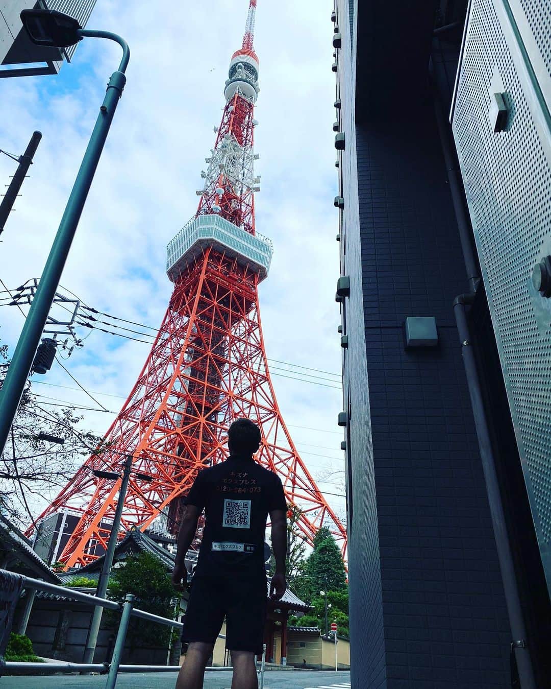 長崎峻侑さんのインスタグラム写真 - (長崎峻侑Instagram)「東京タワーのすぐ側で仕事でした☀️ 毎日見てるけど、近くでじっくり見たのは久しぶり😄✨やっぱデカかった。作った人、凄いよね。確か中学生の頃、家族で途中まで階段で登ったなー！ #キズナエクスプレス　#引越し　#引越しの日　#東京タワー　#港区　#東京　#トレーニング　#筋トレ」10月13日 20時01分 - shunsukenagasaki