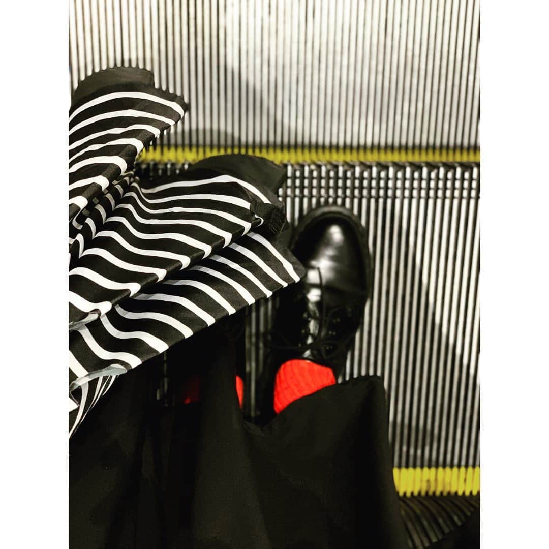陽月華さんのインスタグラム写真 - (陽月華Instagram)「☆ 白×黒×赤 テッパン好きな組み合わせ。  ちなみに テッパンは「鉄板」のことで 鉄板=硬い→堅い→手堅い …なんだって。  諸説あり、かもしれませんが へぇー。  #豆知識  #トリビア」10月13日 20時03分 - hizukihana_official