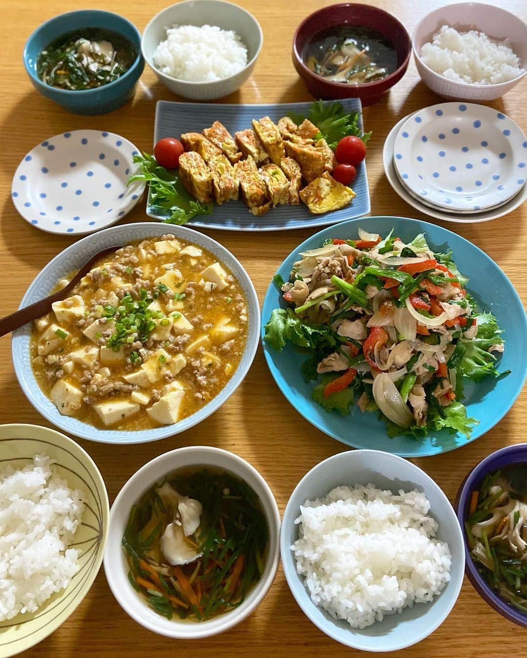 のインスタグラム：「こんばんは  昨日のご飯です！  ・コウさん家の野菜たっぷりプルコギ　kitoisix ・韓国風の塩たまご焼きケランマリ kitoisix ・麻婆豆腐 ・ニラと舞茸の中華風スープ ・ごはん  #oisix の料理キット、 #kitoisix をお試しさせて いただきました。 料理研究家のコウケンテツさん考案の メニュー。 キットになってるので切って焼くだけだし ゴミも少ないし、何よりメニューを 考えなくても作れちゃう、 主婦の力強い味方です😭  2人前なので麻婆豆腐をプラスしました。 プルコギは野菜たっぷりでかなり ボリュームあり、美味しかった✨  今日もお疲れ様でした〜  #晩ごはん#夕食#夕飯#料理キット#kitoisixプレミアムモニター#おうちごはん#うつわ好き#北欧食器#韓国料理#HASAMI#dinner#cooking#大皿料理」