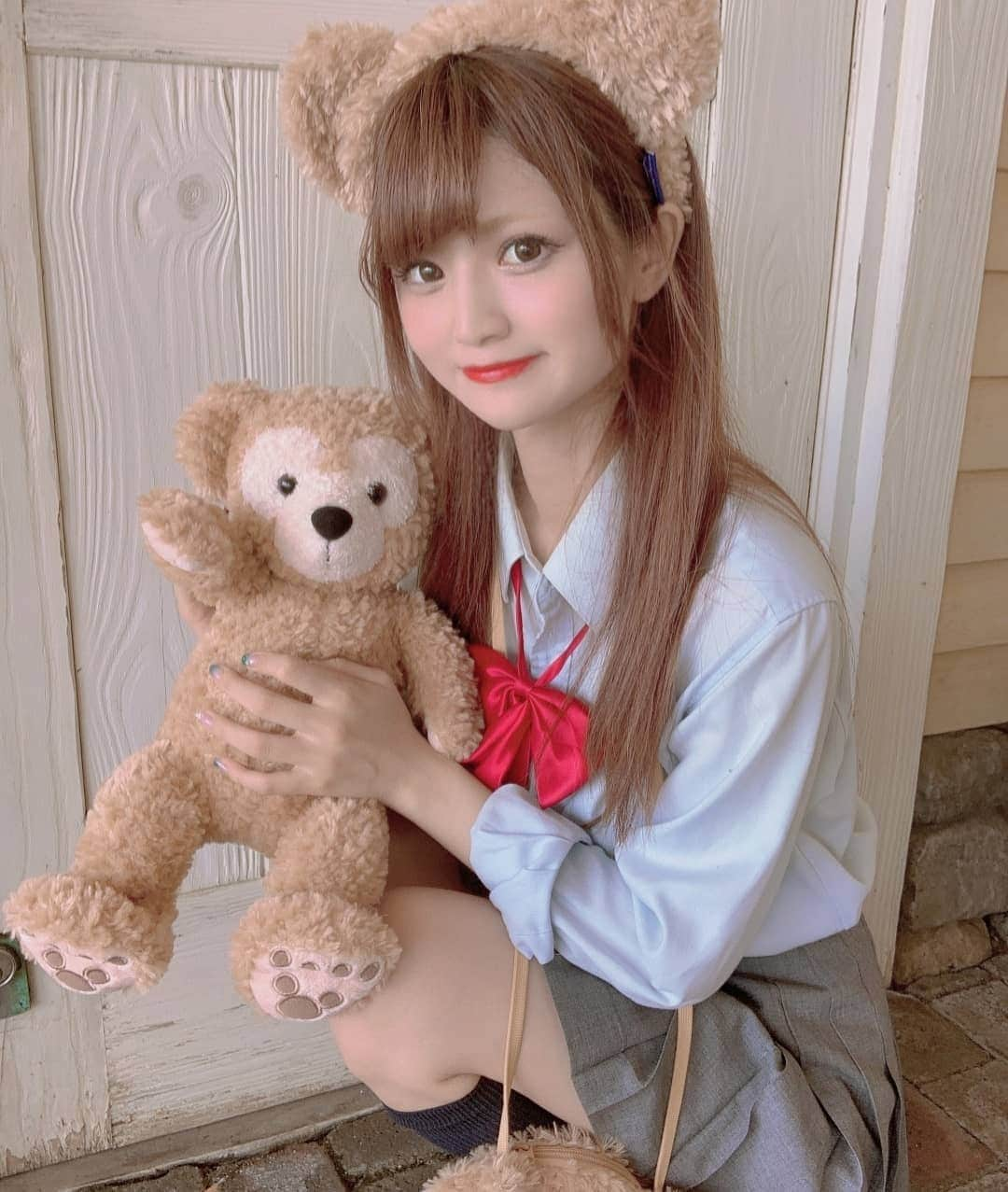 眞白ありすさんのインスタグラム写真 - (眞白ありすInstagram)「制服ディズニー♡まだしてもいいかな?🥺 . . . . . . #制服ディズニー #ダッフィーコーデ #制服女子 #ディズニーフォトスポット #ディズニーコーデ #ディズニーシー」10月13日 20時06分 - alice.ee1010