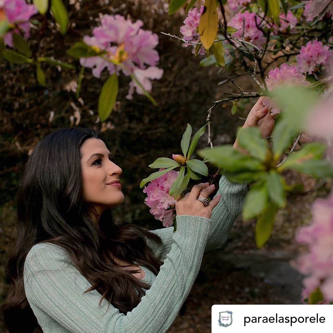 ナタリア・ベッカーのインスタグラム：「Posted @withregram • @paraelasporele Ester, uma mulher inspiradora   Ester, ou Hadassa, era uma jovem órfã e judia em terras persas, criada por seu tio e chamada para um propósito bem maior do que a realeza.   Ela não se deixou ser definida pelas suas limitações (órfã e estrangeira), mas buscou conselhos certos, foi firme e intrépida para cumprir seu propósito e se preocupou em depender de Deus, rendida e entregue, de coração e ações, orando e jejuando, não colocando suas forças como suficientes.  Ester aproveitou as oportunidades e sua posição para fazer a diferença no seu tempo e para o seu povo. Ela foi decidida, falou a verdade, buscou a justiça e enfrentou o opositor. Arriscou a própria vida pelo seu povo, pela sua liberdade e livramento.  Ela foi corajosa e ousada, mas provavelmente teve momentos de insegurança - a fé não garante que sempre seremos fortes e corajosas e sim que, se persistimos e acreditarmos em Deus, tornaremos possível o impossível.  Ester não deixou o medo a paralisar - fez o que Deus tinha estabelecido desde o início, cumpriu o seu propósito, salvou seu povo. Nós, assim como ela, temos situações na vida das quais não temos controle e nessa hora precisamos confiar Naquele que escreveu nossa história e já nos viu no futuro. Que tenhamos resiliência e sejamos confiantes e esperançosas!  Os obstáculos podem ser usados como degraus se olhados de forma diferente. Que sigamos com fé, sabedoria e a coragem de Ester! Que como ela, saibamos a quem recorrer, que amemos nosso Rei Jesus mais do que tudo, mais que suas bênçãos, mais do que nossas posições, e que não venhamos a perder o nosso propósito de vista, pois "somos criação de Deus realizada em Cristo Jesus para fazermos boas obras, as quais Deus preparou antes para nós as praticarmos.” Efésios 2:10 (NVI)  Hoje sabemos que o Espírito Santo está em nós, nos guiando e nos conduzindo e temos a certeza de Sua presença em nós. Hoje temos disponível essa presença em nós - e só isso já é incrível!, mas através disso temos ainda o poder em Jesus para libertar povos da morte eterna. Que possamos ser a Ester da nossa geração!  #ester #mulher #fe #coragem #ousadia #deus #jesus #espiritosanto #paraelaspore」