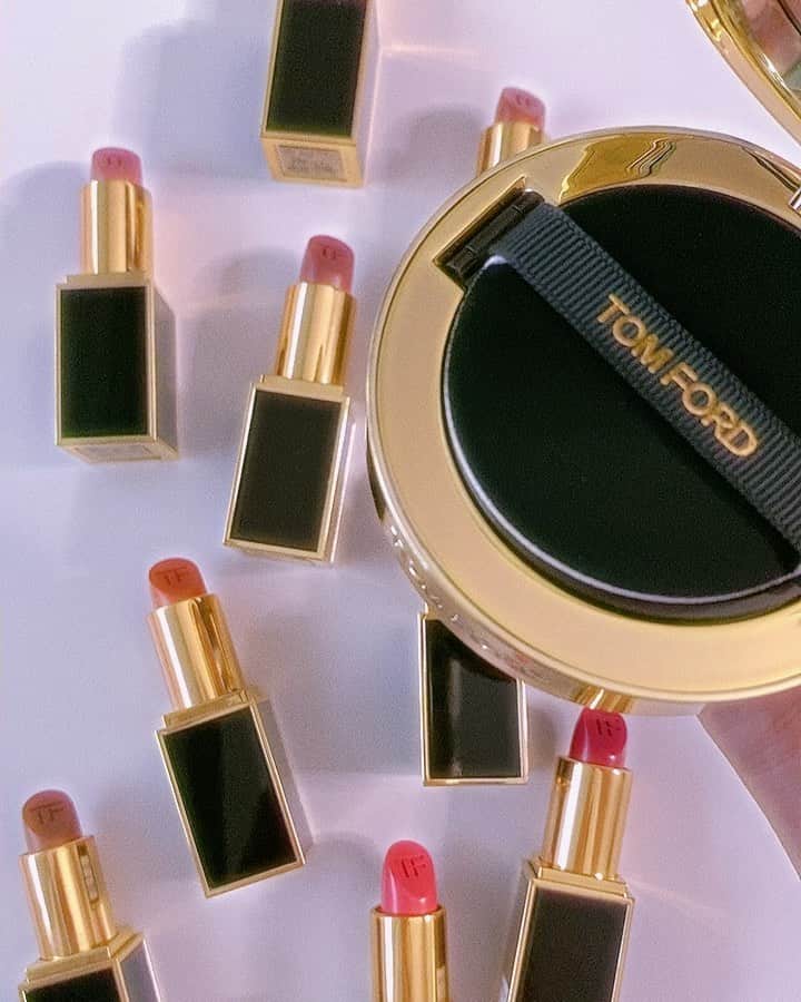 スミス楓のインスタグラム：「Cushion Compact&Lip Color  クッションファンデ、スキンケア効果が抜群らしく艶肌になってカバー力◎  ゴールドのパッケージ可愛い〜🦋✨  Thank you:) @tomfordbeauty  #TOMFORDBEAUTY #cushionfoundation #TFLIP」
