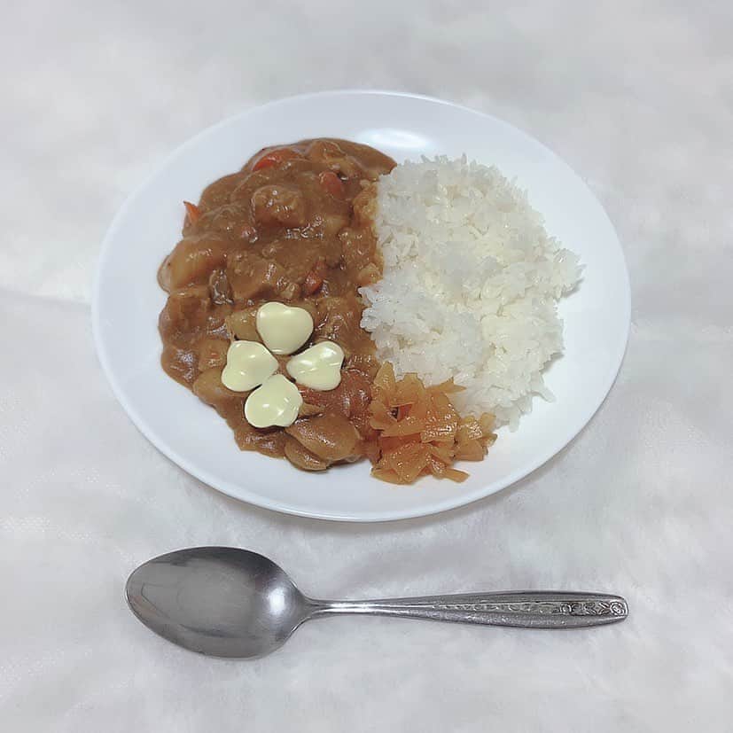 のインスタグラム：「カレーライス🍛🥄  *具材* じゃがいも、にんじん、玉ねぎ、鶏肉、にんにく  私のお家では、にんにく丸ごとを入れるのがpoint✨ じゃがいもみたいに、ホクホクでスタミナバッチリで、とっても美味しいの(*´ч`*)  皆さんもつくってみてね♡！  里菜☺️  #カレーライス #手作り料理 #栄養満点ごはん」