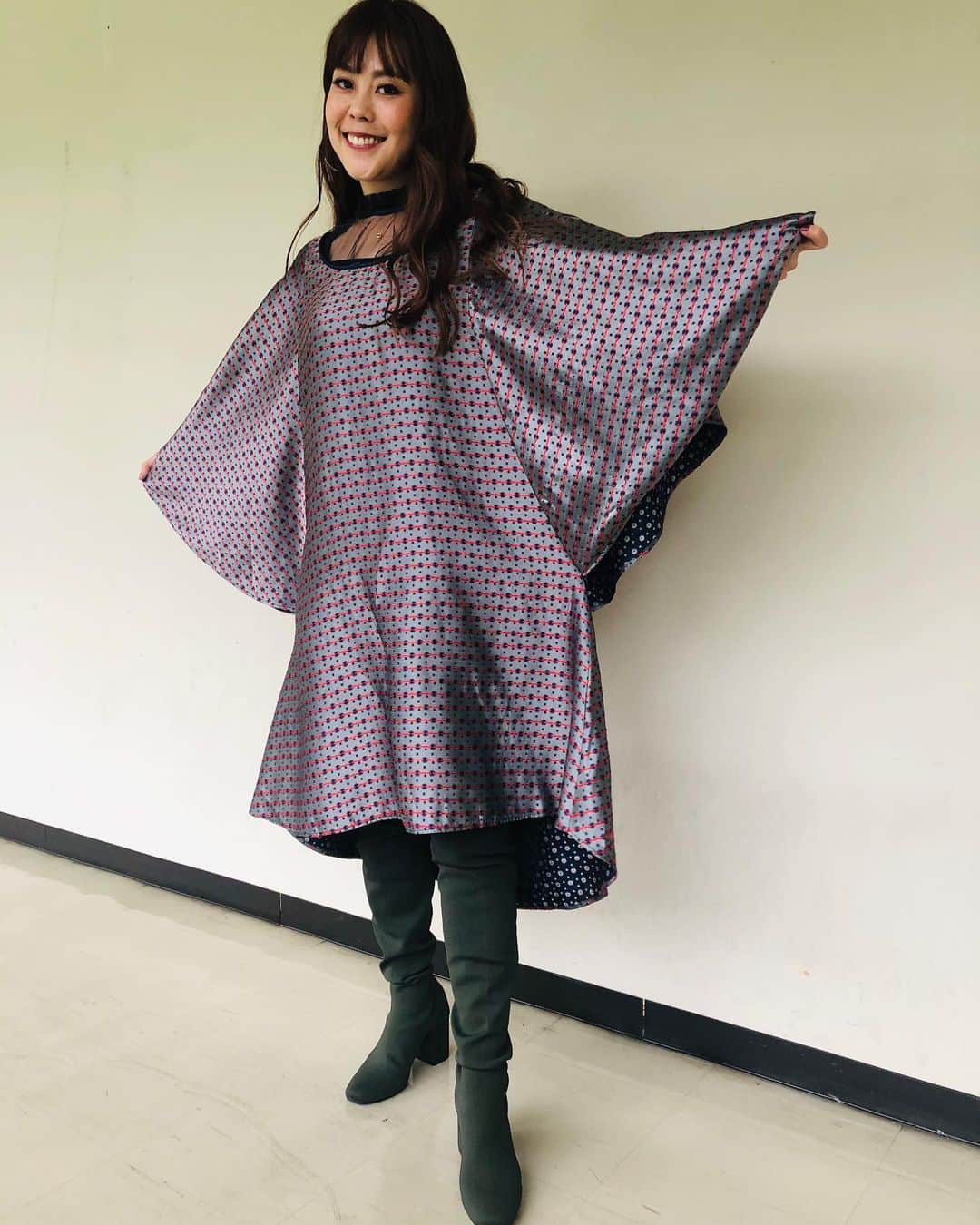 SONOMIのインスタグラム：「今回はCHIDORI （@chidori_madeinjapan ）さんの衣装を着用させていただきました🙏🏻 袖から肩にかけてファスナーが付いていてノースリーブ型にも出来る！！ 裏地がチラリ見える仕様です👘  他のお洋服や小物類も 遊び心やこだわりが詰まっていて、 身に付けるものも自分自身も『個性的』でいたいなと、 ドメスティックブランドや古着中心に探し回って頑張ってお金貯めて買っていたあの頃🙄 当時の女子高生の主流だったルーズソックスやローファーは当然履かずに ピタピタくるぶし白ソックスに、 クラークスは買えなかったからREGALのワラビーやジャックパーセルの黒レザーを履いて ラルフじゃなく キャタピラープロデュイのカーディガンを着て、 スクールバッグではなくポーターとかアニエスベーとかのリュックを背負っていたJK時代の気持ちが蘇ったりして…😌🍃 この頃からレコードも集め出したんだよね🎧🎼  デザイナーの藤原さんから直々にこだわりや思いを聞かせていただけたのも良かったなぁ。 夢が溢れたお洋服ばかり👘✨ 着用させていただきありがとうございました🙏🏻🙇🏻‍♀️🙏🏻」