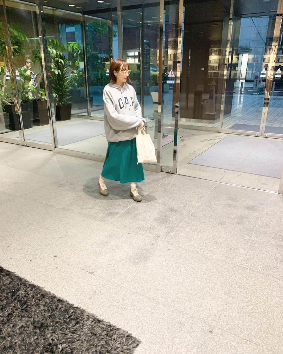 江本るり恵さんのインスタグラム写真 - (江本るり恵Instagram)「いつかの雨の日コーデ。 雨なのでカジュアル、 パーカー @gap_jp  スカート @nire スニーカー @moonstar_jp x STÜSSY Livin ’ GENERAL STORE 眼鏡 @zoff_eyewear しばちゃんコラボをこの日もつけてる♡、  今年もGAPパーカーの時期がきた♡ パッシムで働いていた時の誕生日にプレゼントしてもらって毎年大切に着てる、☺️🥰 #nire #古着」10月13日 20時08分 - emotorurie