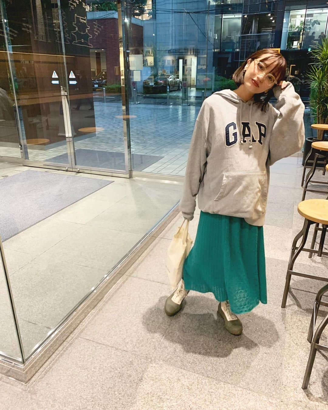 江本るり恵さんのインスタグラム写真 - (江本るり恵Instagram)「いつかの雨の日コーデ。 雨なのでカジュアル、 パーカー @gap_jp  スカート @nire スニーカー @moonstar_jp x STÜSSY Livin ’ GENERAL STORE 眼鏡 @zoff_eyewear しばちゃんコラボをこの日もつけてる♡、  今年もGAPパーカーの時期がきた♡ パッシムで働いていた時の誕生日にプレゼントしてもらって毎年大切に着てる、☺️🥰 #nire #古着」10月13日 20時08分 - emotorurie