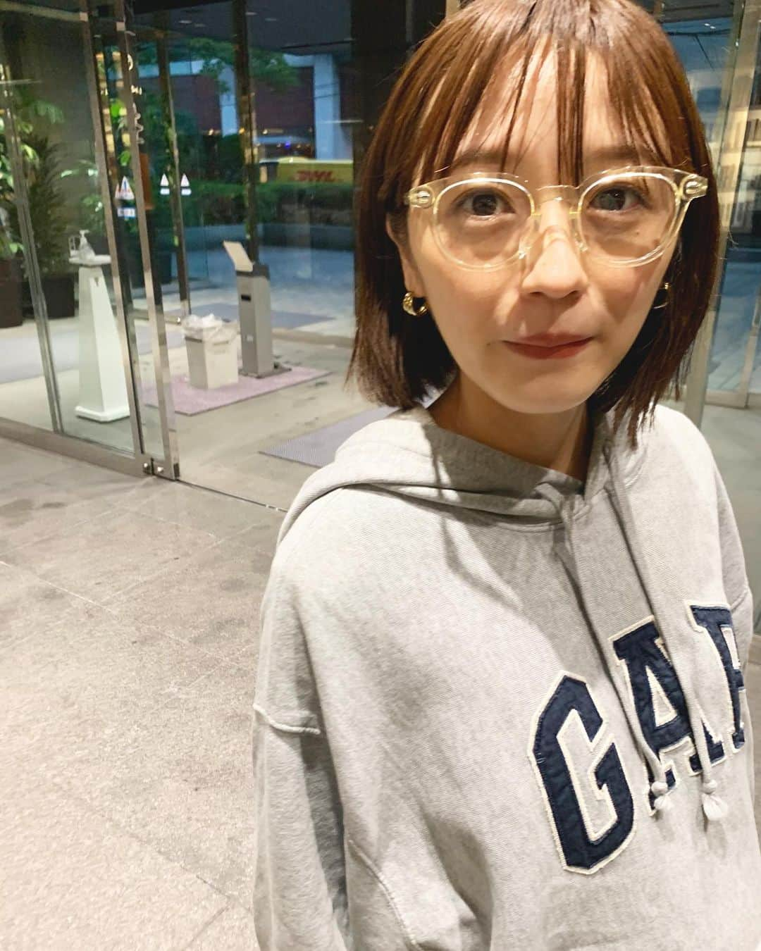 江本るり恵さんのインスタグラム写真 - (江本るり恵Instagram)「いつかの雨の日コーデ。 雨なのでカジュアル、 パーカー @gap_jp  スカート @nire スニーカー @moonstar_jp x STÜSSY Livin ’ GENERAL STORE 眼鏡 @zoff_eyewear しばちゃんコラボをこの日もつけてる♡、  今年もGAPパーカーの時期がきた♡ パッシムで働いていた時の誕生日にプレゼントしてもらって毎年大切に着てる、☺️🥰 #nire #古着」10月13日 20時08分 - emotorurie