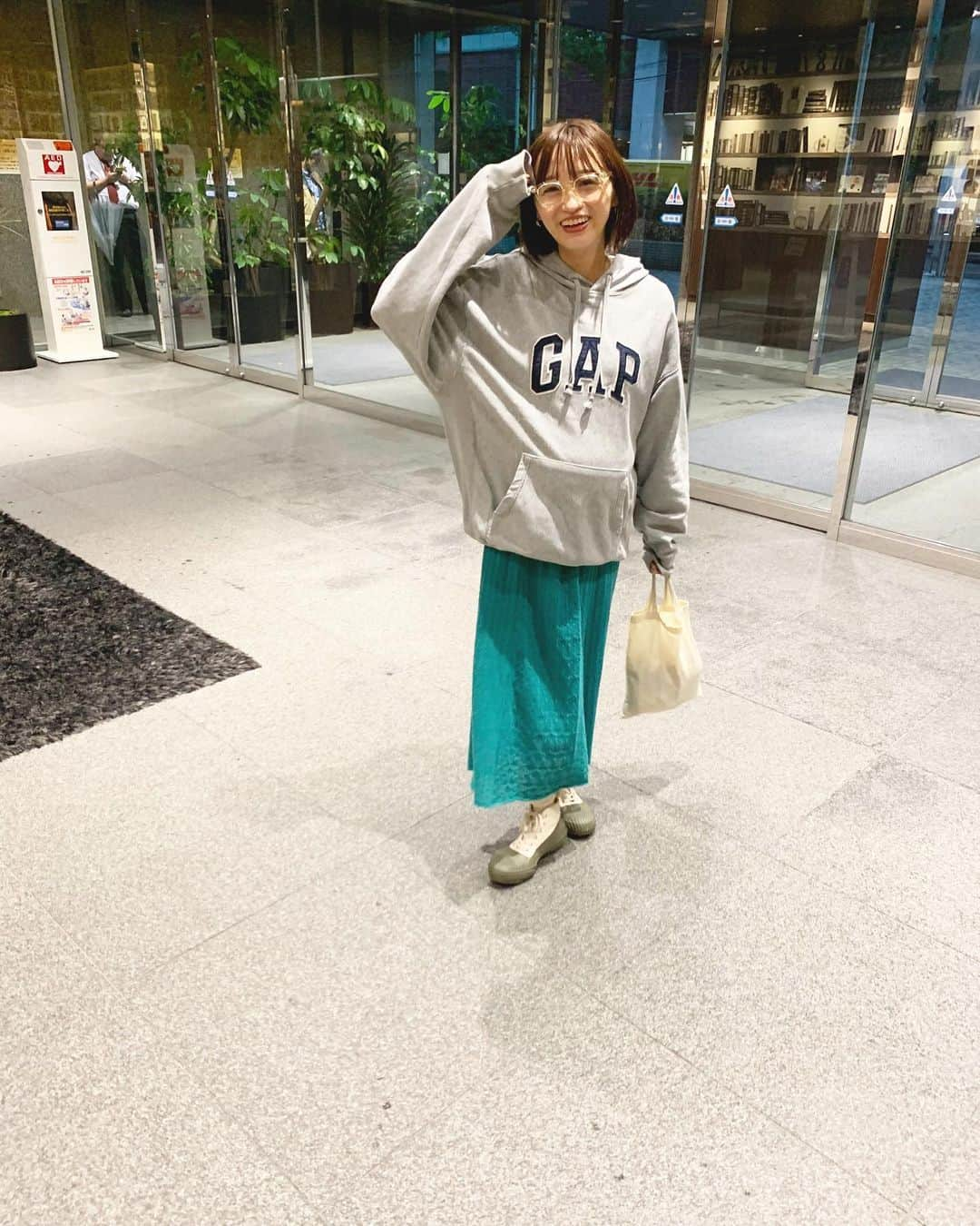 江本るり恵さんのインスタグラム写真 - (江本るり恵Instagram)「いつかの雨の日コーデ。 雨なのでカジュアル、 パーカー @gap_jp  スカート @nire スニーカー @moonstar_jp x STÜSSY Livin ’ GENERAL STORE 眼鏡 @zoff_eyewear しばちゃんコラボをこの日もつけてる♡、  今年もGAPパーカーの時期がきた♡ パッシムで働いていた時の誕生日にプレゼントしてもらって毎年大切に着てる、☺️🥰 #nire #古着」10月13日 20時08分 - emotorurie