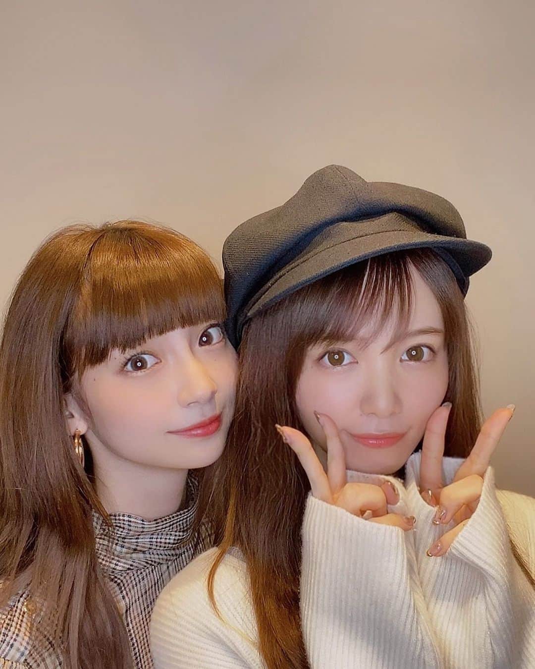 のインスタグラム：「. . 今日はビバリー生放送ありがとう🙏 コーラの一気飲み…大変でした…笑 . そして先日ゆかと一緒に整体へ！ 同じ箇所が凝っていて笑った🤣 . そうそう！今日配信された ゆかのYouTubeに沢山登場してます。 ストーリーから飛べるので是非観てね💌 . . #ホリプロ #荻野由佳 ちゃん #ちかゆか #睡眠改善 #睡眠改善サロン #整体 #山根千佳　 #instagood #instalike #instalove #instapic  #followｍe #me #unknownjapan #instagram  #neomelife #ネオミーライフ #ストレッチ」