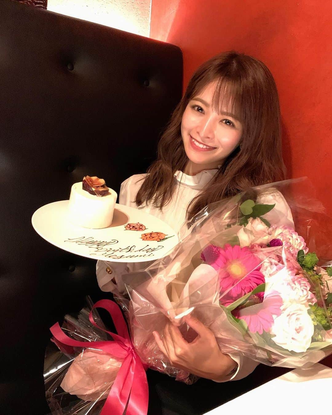 のインスタグラム：「私の大切な人達から たくさんの愛をもらいました🥺🙏🏻💕 ． ． もらった愛は倍返しだ！！！🥰 ． ． いつも本当にありがとう🥺🥺💕 私のSNSをフォローしてくれてる皆さんも ありがとう！！🙏🏻❤️❤️❤️ ． ． #mylove #thankful #これが本当の #happybirthday #みんなありがとう #😢🥰😘」