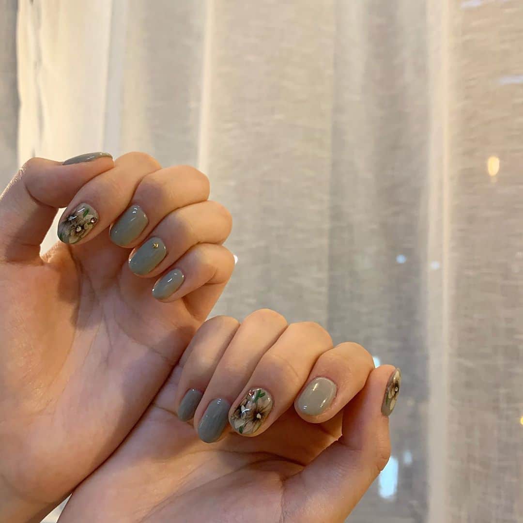 のインスタグラム：「. 秋仕様のフラワーネイル〜🥀 ベースの色もかわいい☺︎❤︎」