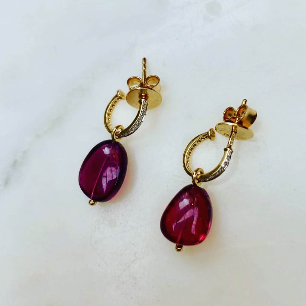 ジェイドジャガーのインスタグラム：「Perfect little earrings #tourmaline #tanzanite #emerald to shop emails at sales@jadejagger.co.uk」
