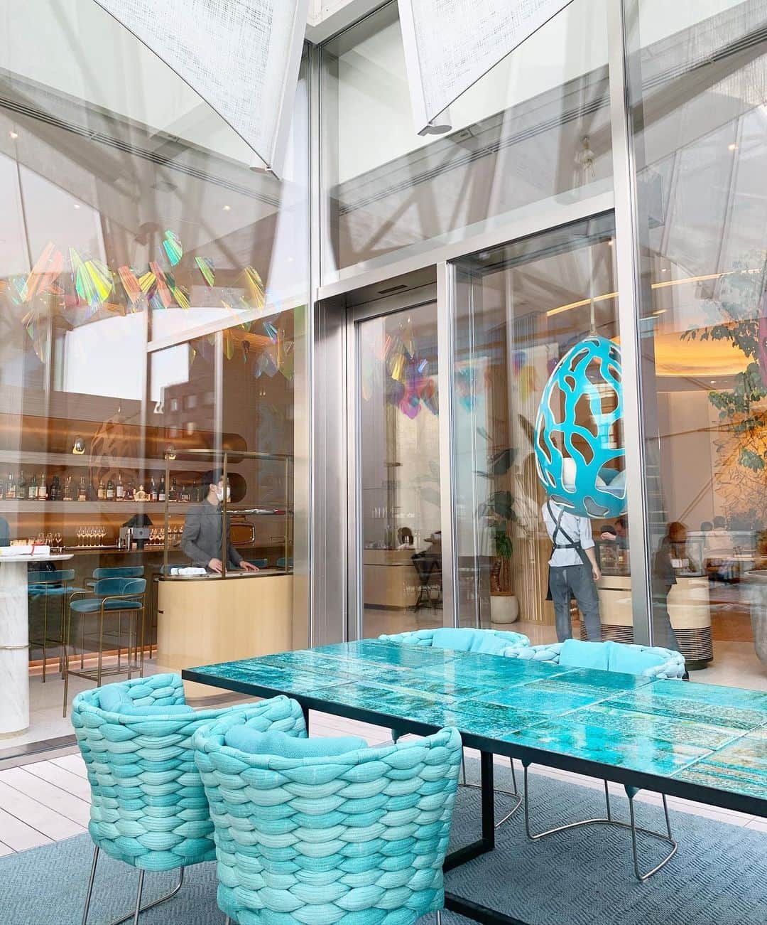 左近鈴乃さんのインスタグラム写真 - (左近鈴乃Instagram)「. LE CAFE V💙🐘 なんと素敵空間、、❤︎ どこを切り取ってもかわいい。 お気に入りです🚪♣️ . #lecafev #luisvuitton #心斎橋カフェ」10月13日 20時25分 - suzuno_sakon