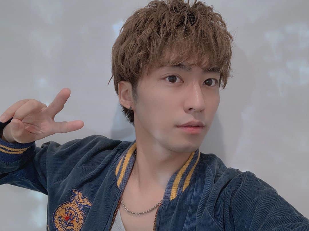 品川翔のインスタグラム：「照明の光がすごい。  #instagood#actor#俳優#モデル#ヘアスタイル#hair#style#l4l#f4f #followme #fashion #model #ootd #instafashion #workout#cinema#cinematic#cinematicvideo#cinematicvlog#cinematicvlogger#vlog#vlogger#filmmaker」