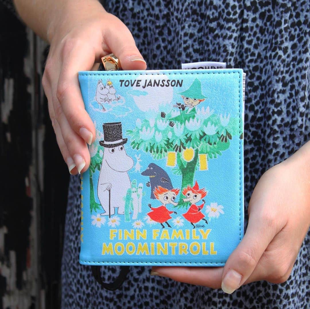 ムーミンさんのインスタグラム写真 - (ムーミンInstagram)「This Moominous wallet features the cover of the book Finn Family Moomintroll and it’s a stylish option for Moomin fans everywhere!🤩💙  You can find it on 👉 moom.in/ddwallet ❣️ #moomin #moominshop #moominofficial」10月13日 20時21分 - moominofficial