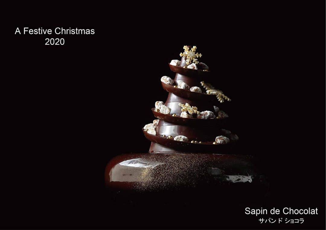 のインスタグラム：「クリスマスケーキ＆ブレッドのご予約を受付中。心が弾む季節に向けて、お気に入りの一品を探して。 We are taking reservations for Christmas cakes and breads! Find your favorite to illuminate the holiday season.  #AFestiveChristmas #クリスマス #クリスマスケーキ #シュトーレン #クリスマススイーツ #ホテルスイーツ #ホテルメイド #スイーツアンドデリ #丸の内 #パレスホテル東京 #christmas #christmascake #stollen #christmassweets #hotelsweets #palacialsweets #SweetsAndDeli #Marunouchi #PalaceHotelTokyo」