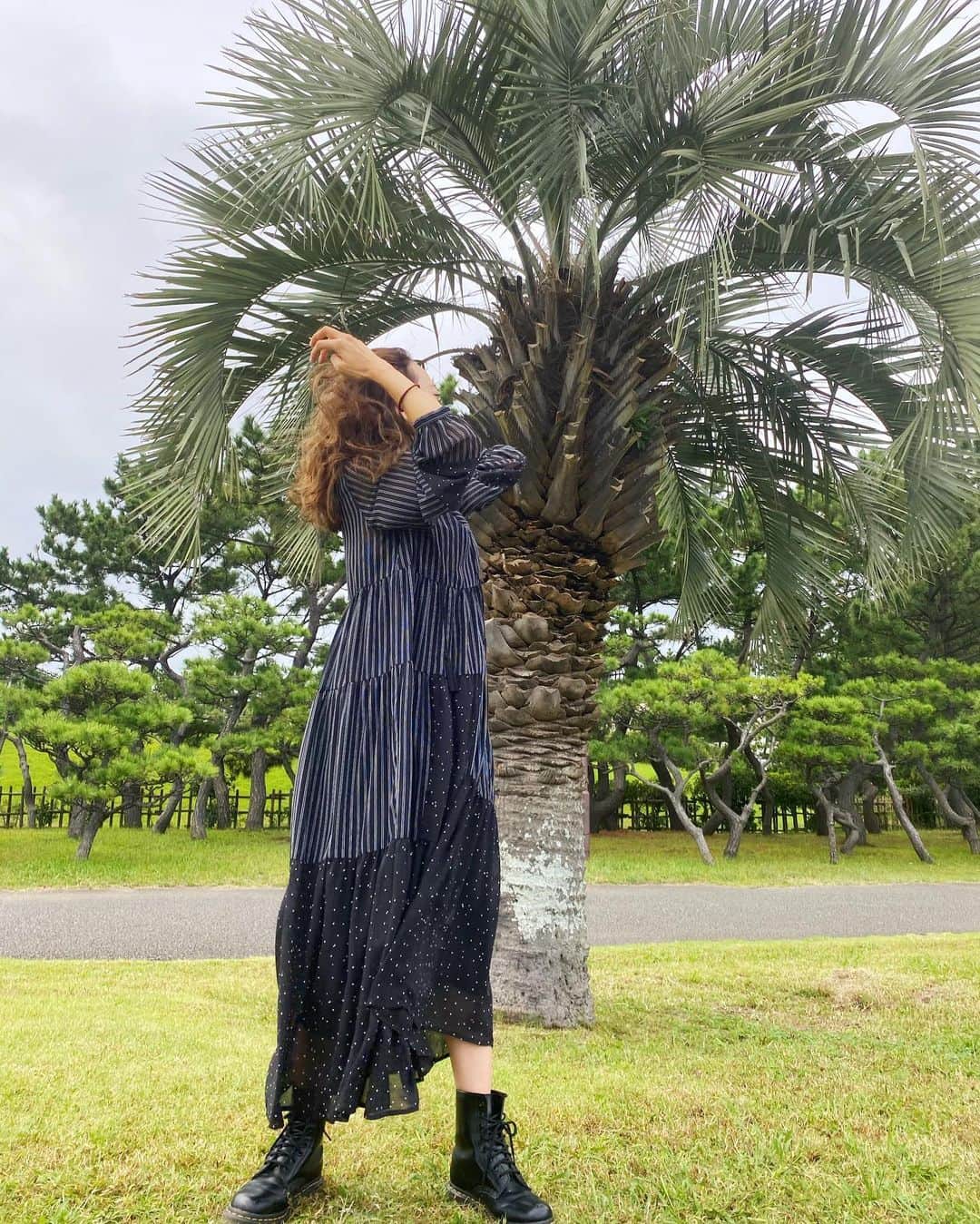 難波礼華のインスタグラム：「@litral_official 🌴 リゾート気分になれちゃうワンピ❤︎ 着心地もドットとストライプのデザインも夏と秋の間のこの時期にぴったり✌️☺️ 潮風で髪の毛くるくるちゃんだよ☺️ #litral#intheknowgl#haunt#リトラル」