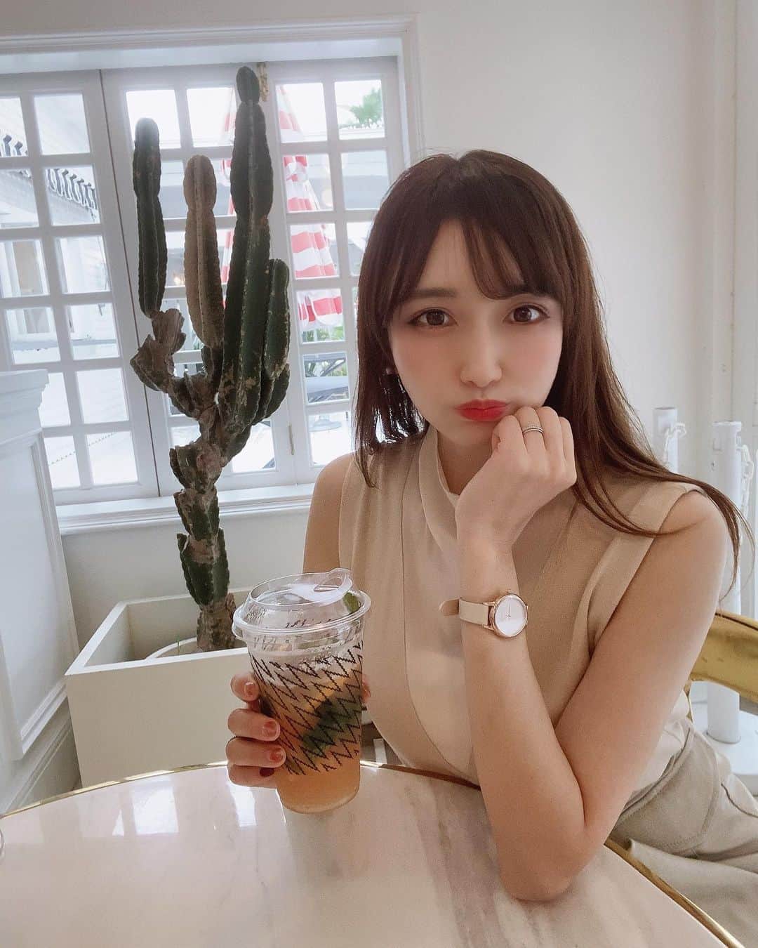 のインスタグラム：「. 横浜のおしゃれカフェ☕️ 全部が撮影スポットなくらい可愛かった💗 時計は　@liakulea_japan のもの⌚️お洋服と同じ色で合わせたよ😚 クーポンコード「momomja」の使用で10％OFF！  ※本日より1年間有効です❣️  . #腕時計 #liakulea #腕時計 #時計 #腕時計倶楽部 #手元倶楽部#リアクレア#pr」