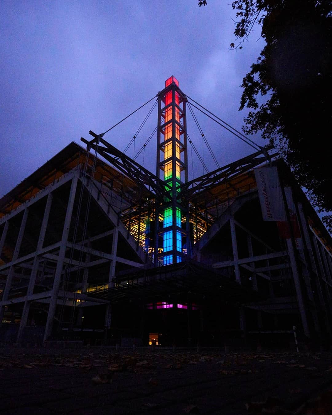 1.FCケルンさんのインスタグラム写真 - (1.FCケルンInstagram)「Die Pylonen am Stadion leuchteten zum CSD in Regenbogenfarben.🌈 Folge der #fcstiftung auf Instagram 👉@fcstiftung」10月13日 20時29分 - fckoeln