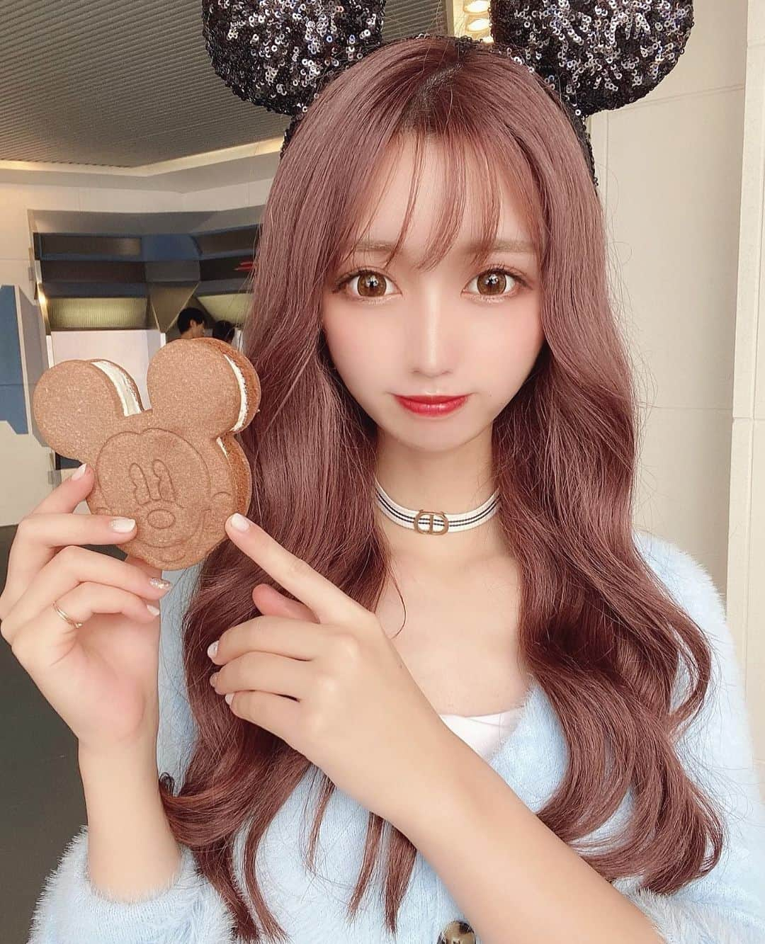 伊上あやさんのインスタグラム写真 - (伊上あやInstagram)「ディズニーきた🐭❤️﻿ クッキーサンドアイスが1番好き🥰﻿ ﻿ ﻿ ﻿ #新宿　#舞浜　#ディズニー　#ディズニーランド　#クッキーサンドアイス」10月13日 20時29分 - o.aya_0613