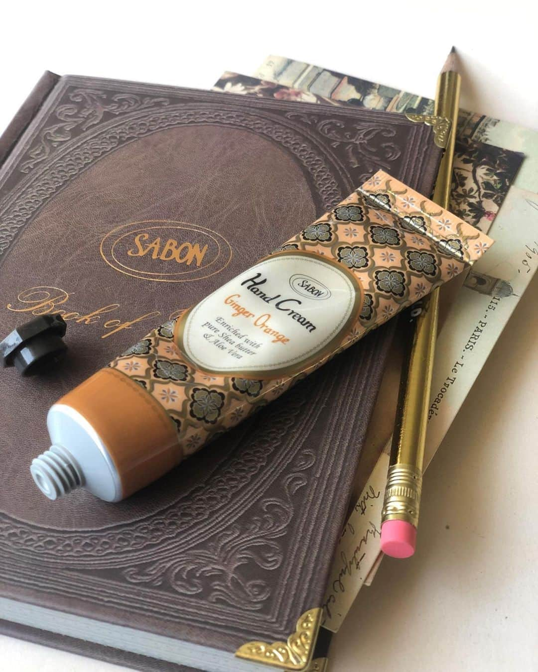 SABON Japanさんのインスタグラム写真 - (SABON JapanInstagram)「さらりとした使い心地なのにしっかり潤うことで人気のハンドクリーム。﻿ 優しく香りを纏えるのも魅力の一つ。﻿ お仕事中や、眠りにつくときにも。いつも一緒にいたいアイテムです。﻿ ﻿ 今の時期おすすめの香りは、暖かなオレンジとジンジャーが紡ぎだす、心安らぐフルーティな"ジンジャー・オレンジ"。﻿ 慌ただしく過ぎた一日の終わりは、ジンジャー・オレンジの香りでほっと一息つきながら心安らぐおうち時間をお楽しみください。﻿ ﻿  【10/15(木)23:59まで！オンラインストア送料無料キャンペーン実施中】 ―ミニハンドクリーム入り！限定キット―﻿ トライアルキット ジンジャー・オレンジ﻿ ¥7,810（税込）﻿ ジンジャー・オレンジの香りでボディを彩るトライアルキット。﻿ ゆらぎやすい秋の肌を優しくケアして。﻿ ﻿ ＜キット内容＞﻿ シャワーオイル 300mL / ボディスクラブ 320g /﻿ ハンドクリーム 30mL﻿ ※全てジンジャー・オレンジの香り﻿ スクラブ用スプーン / ギフトボックス﻿ ﻿ #sabon#gingerorangecollection#gingerorange#ginger#orange#bathtime#beauty#cosme#bodycare#サボン#ジンジャーオレンジコレクション#ジンジャーオレンジ#ジンジャー#オレンジ#香り#美容#シャワーオイル#ボディスクラブ#秋#秋コスメ#美容情報#保湿#おうち時間#シャワータイム#ダメージケア#コスメ#ボディケア#バスタイム」10月13日 20時29分 - sabon_japan